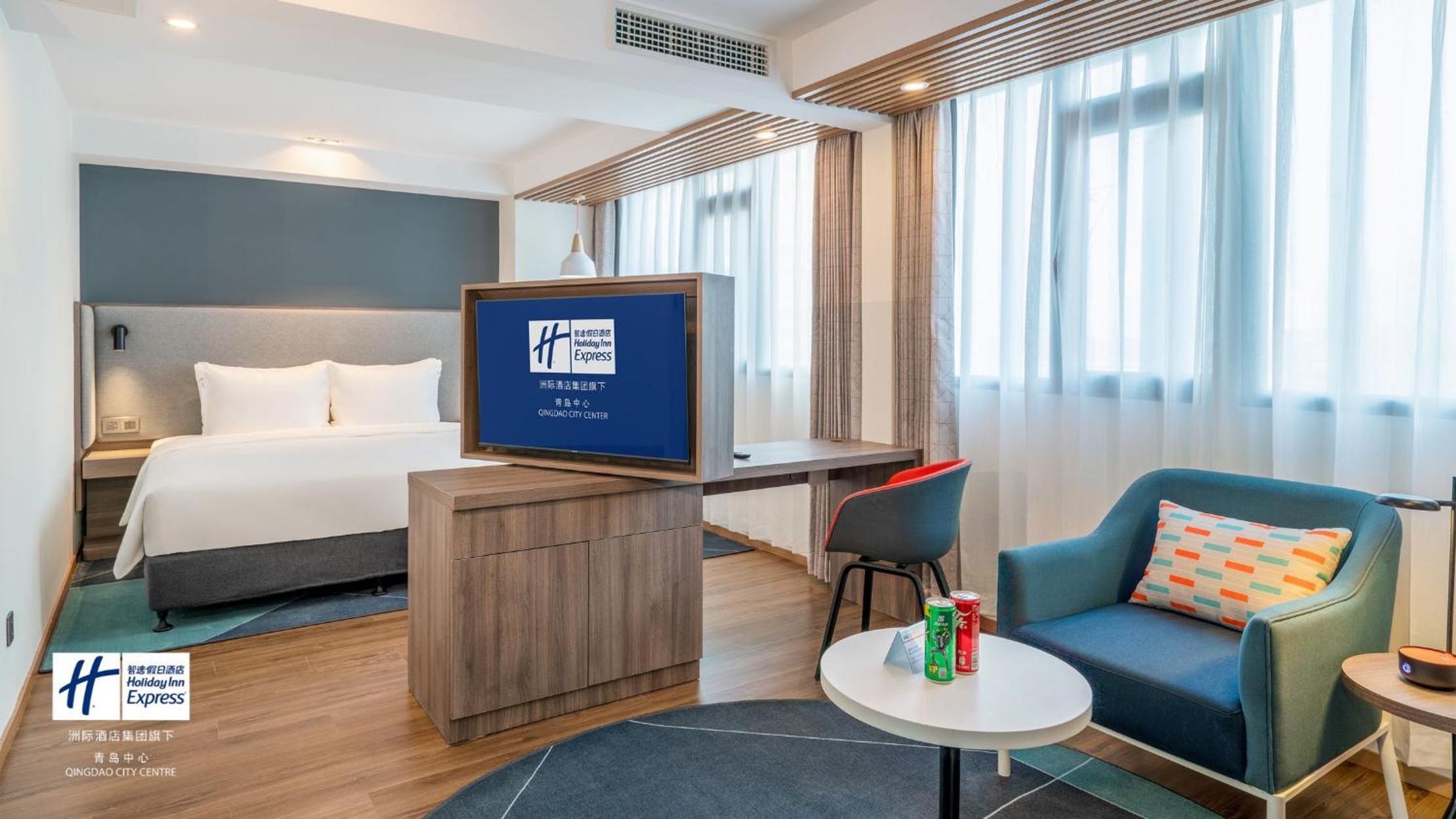 Standard King Room with Sofa Bed - Photo 3