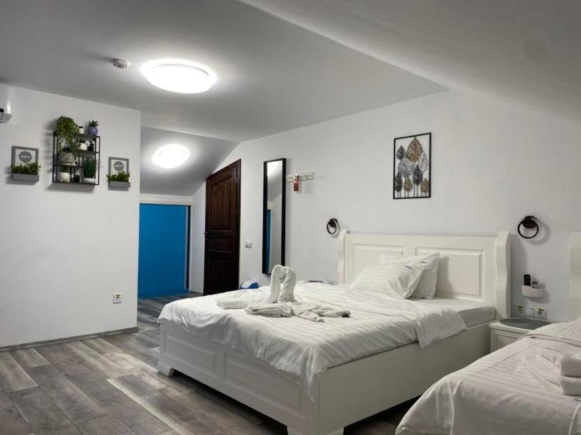 Deluxe Queen Room with Two Queen Beds photo 3