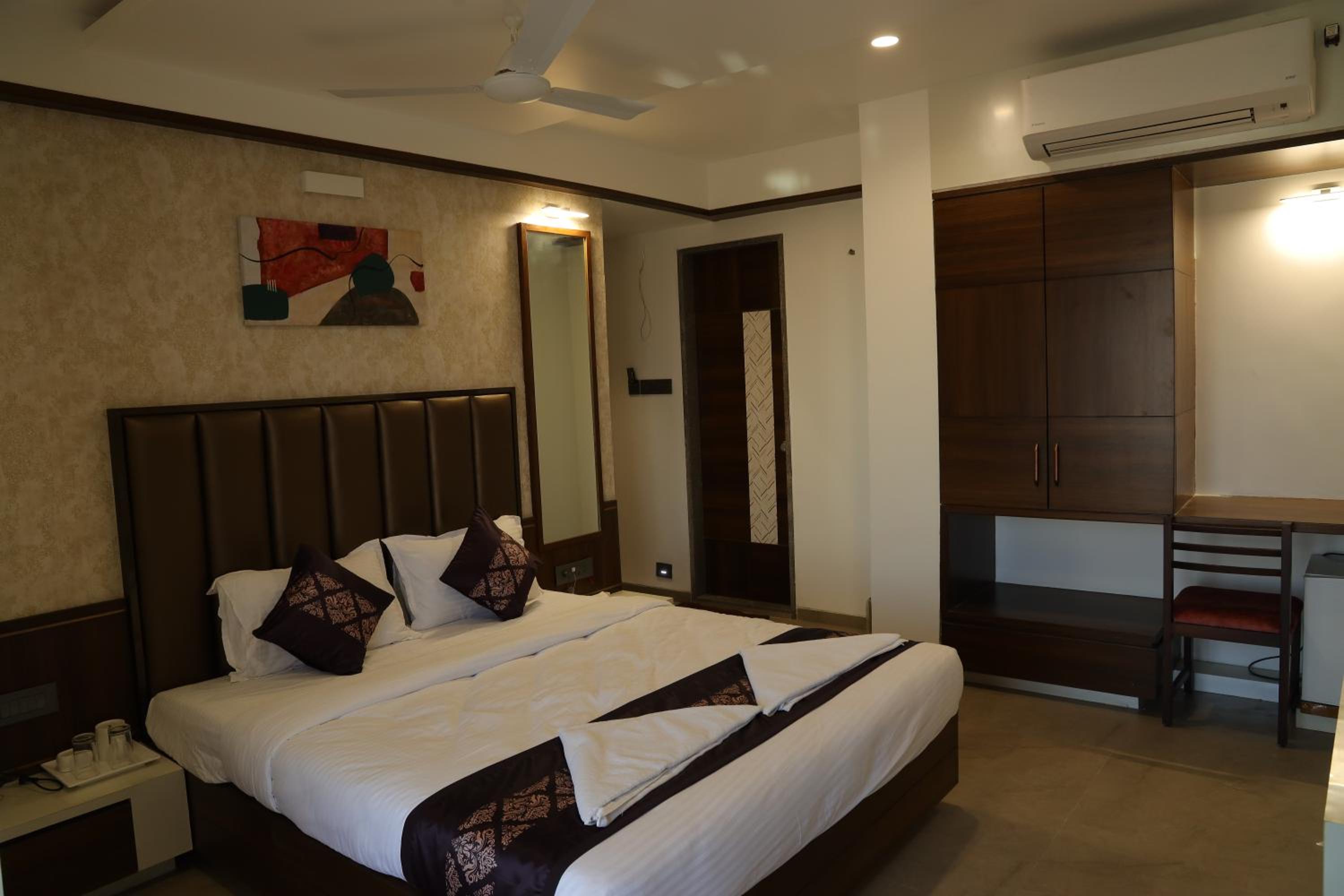 Queen Room with Balcony photo 2