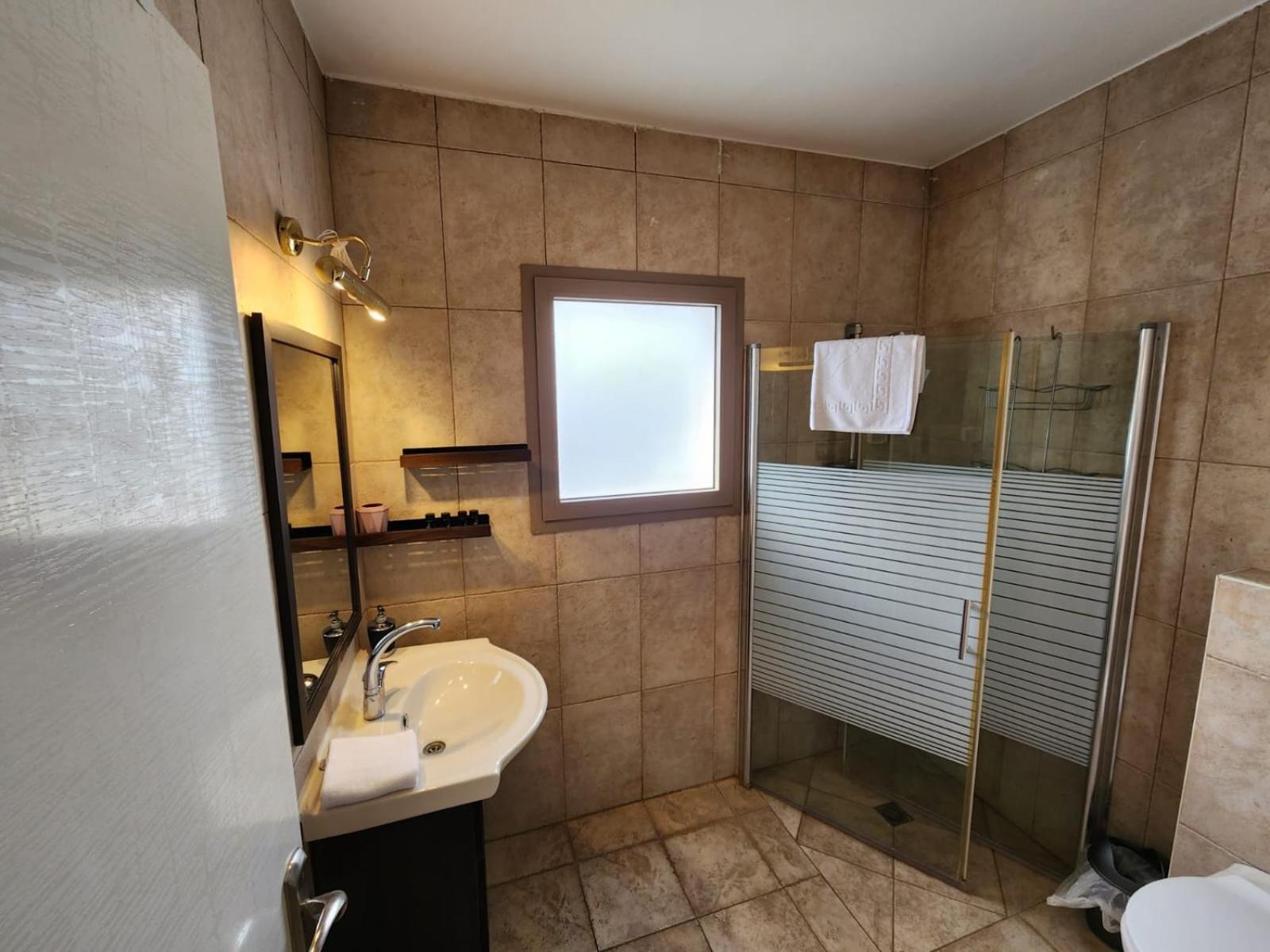 Deluxe Double Room - Photo 11