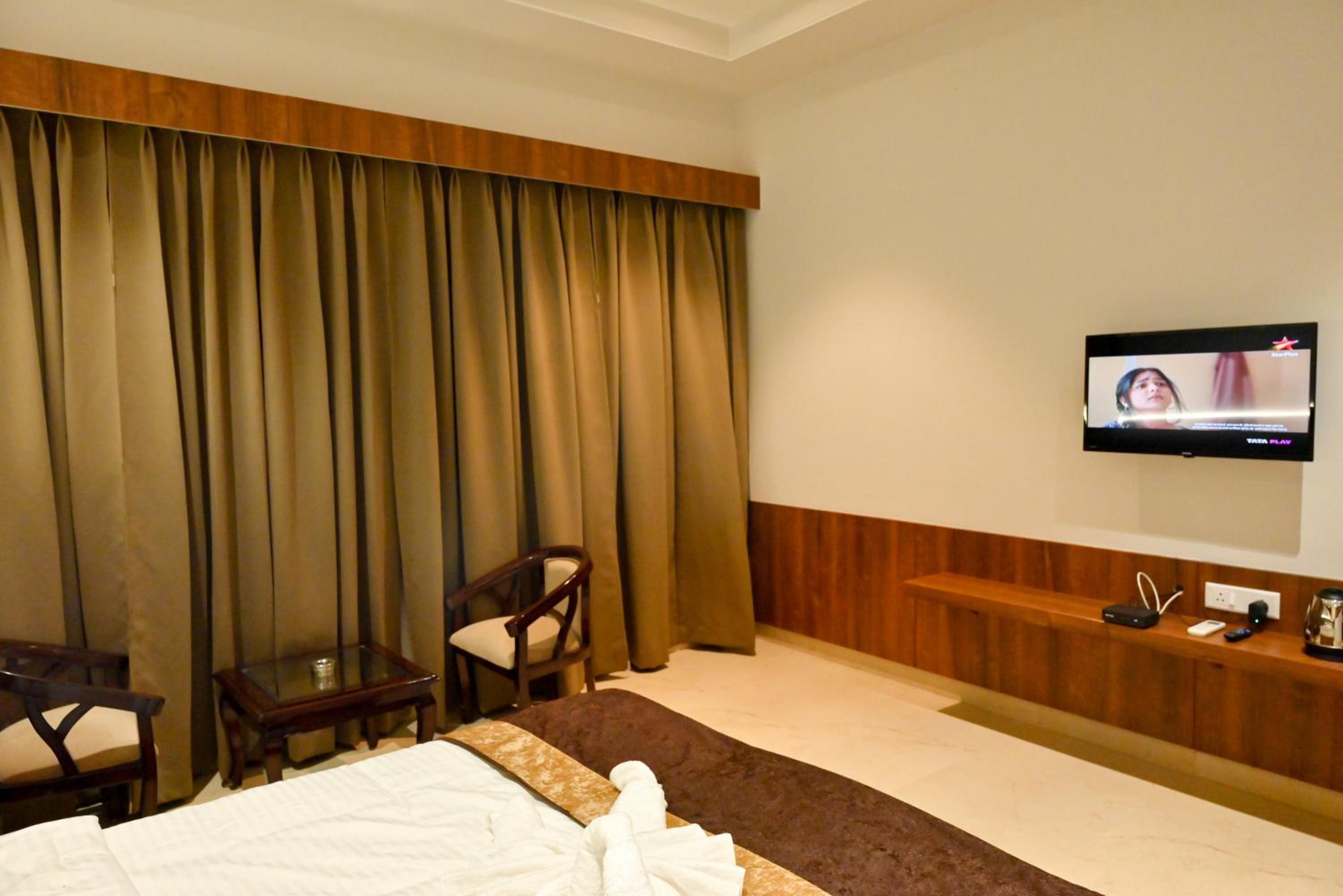 Deluxe Room - Photo 2