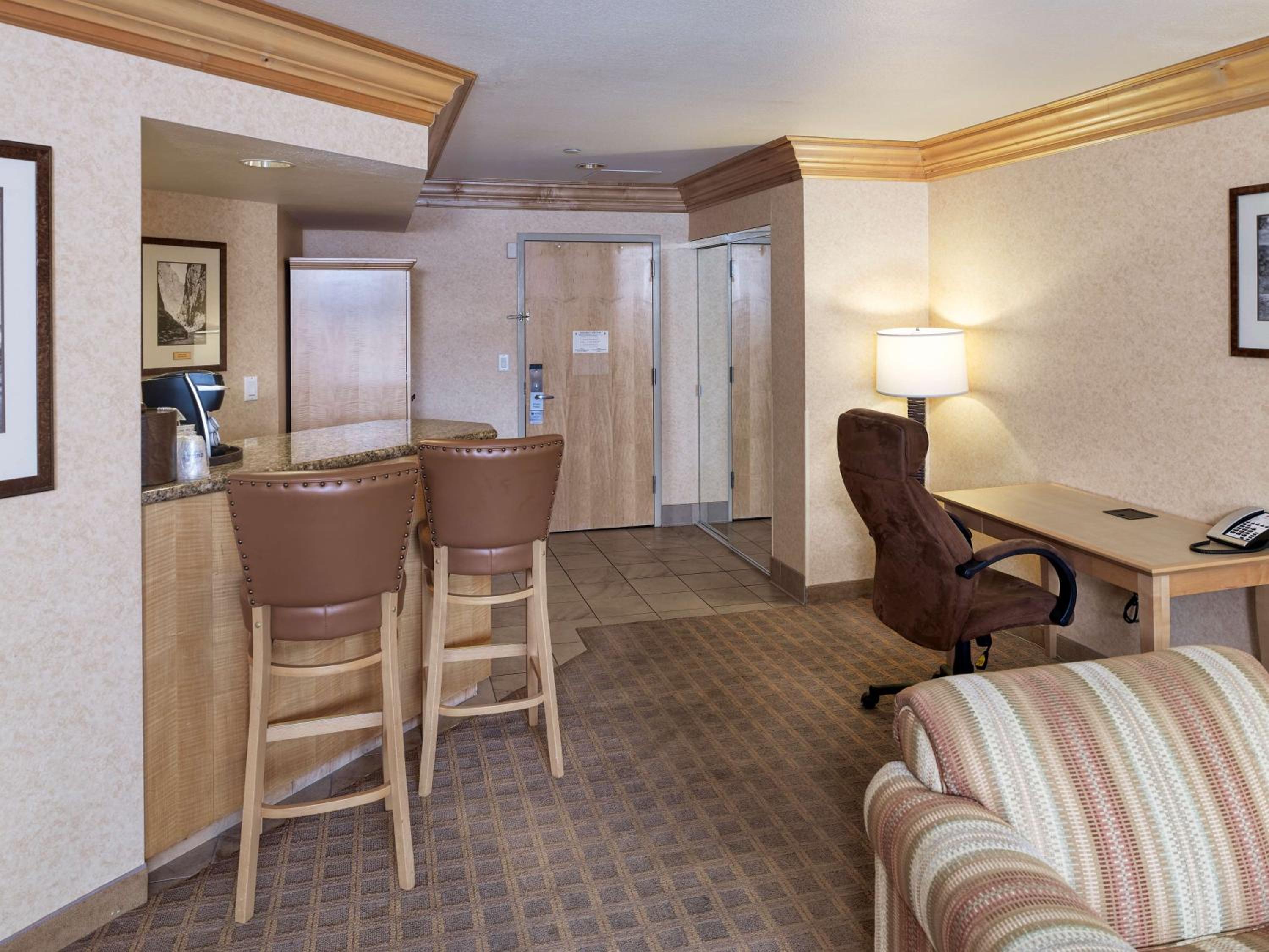 King Suite With Sofa Bed - Non-Smoking - Photo 5