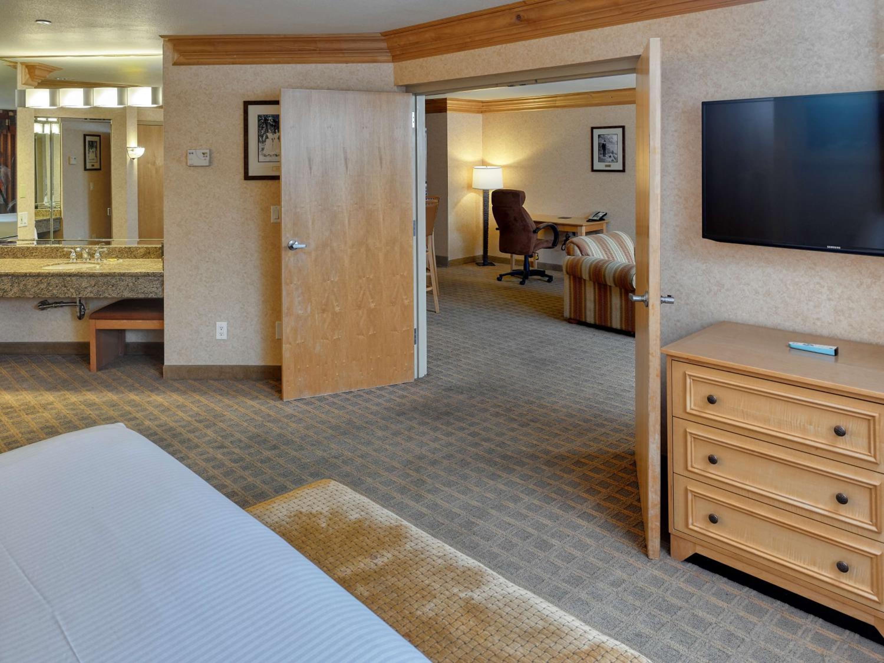 King Suite With Sofa Bed - Non-Smoking - Photo 3