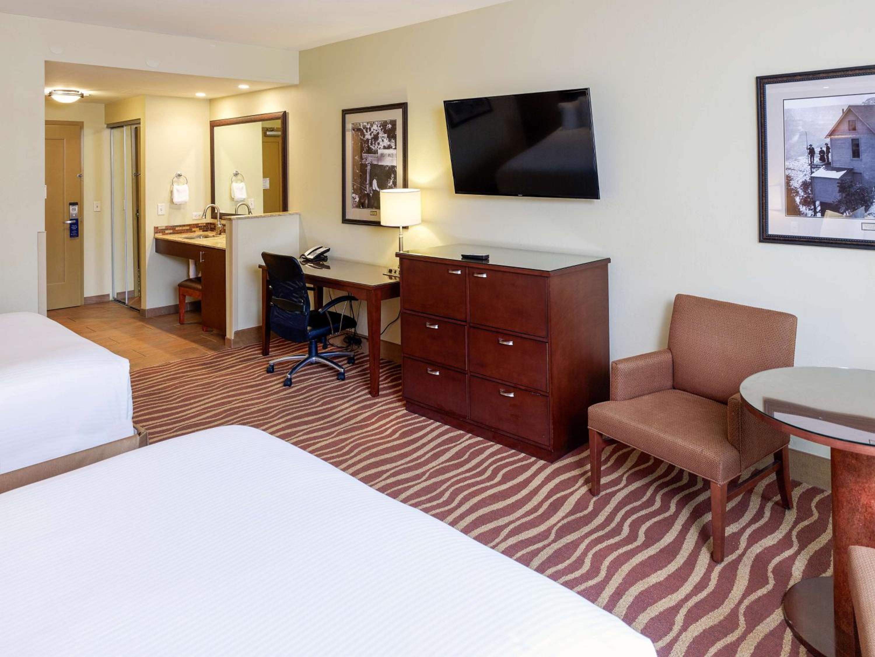Deluxe Queen Room With Two Queen Beds - Non-Smoking