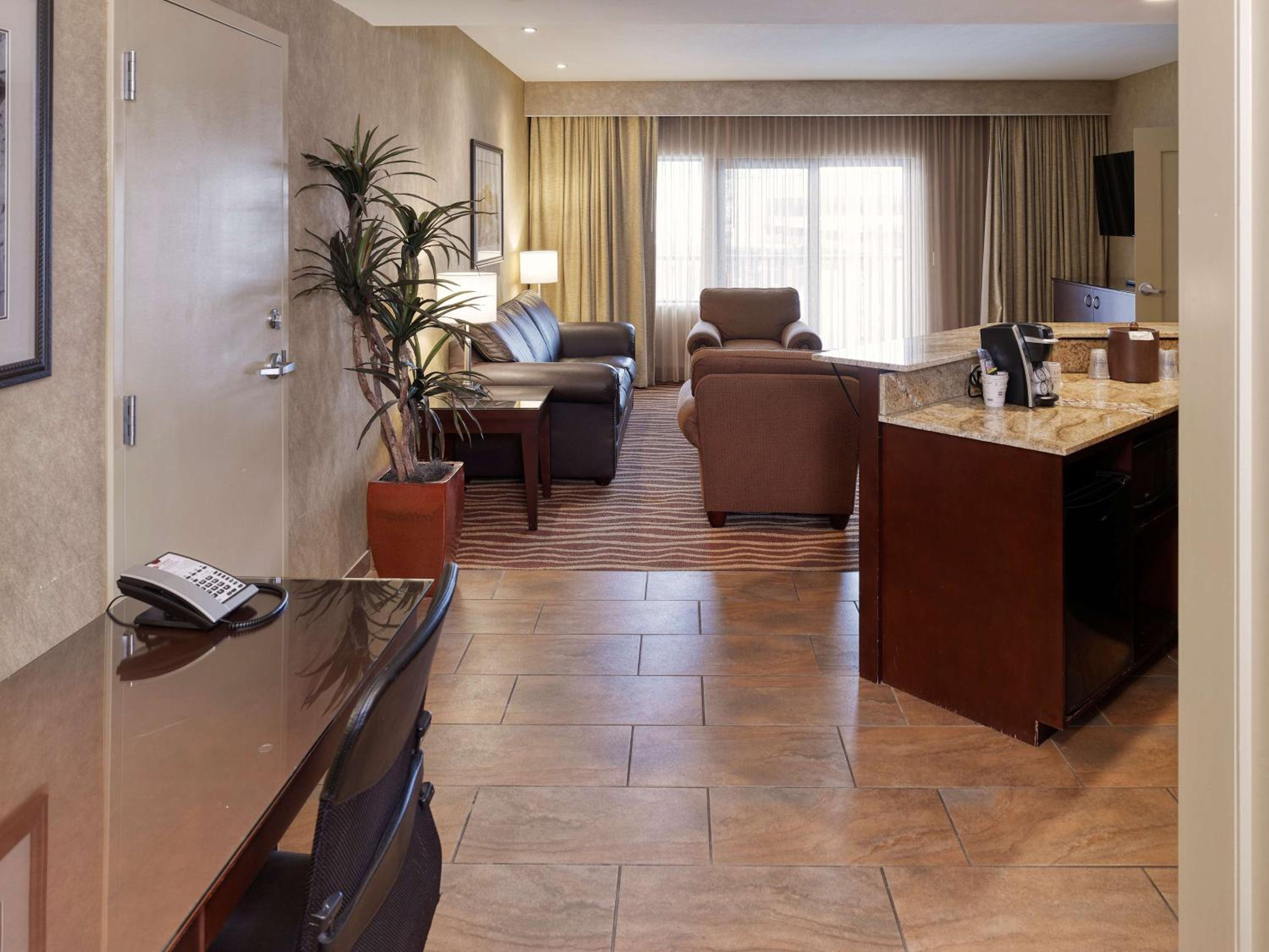Deluxe King Suite With Sofa Bed - Non-Smoking