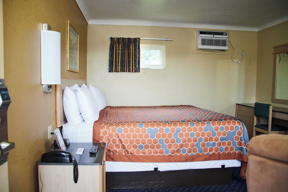 Standard Single Room with One King Bed and 1 Adult Occupancy (Non Smoking) photo 3