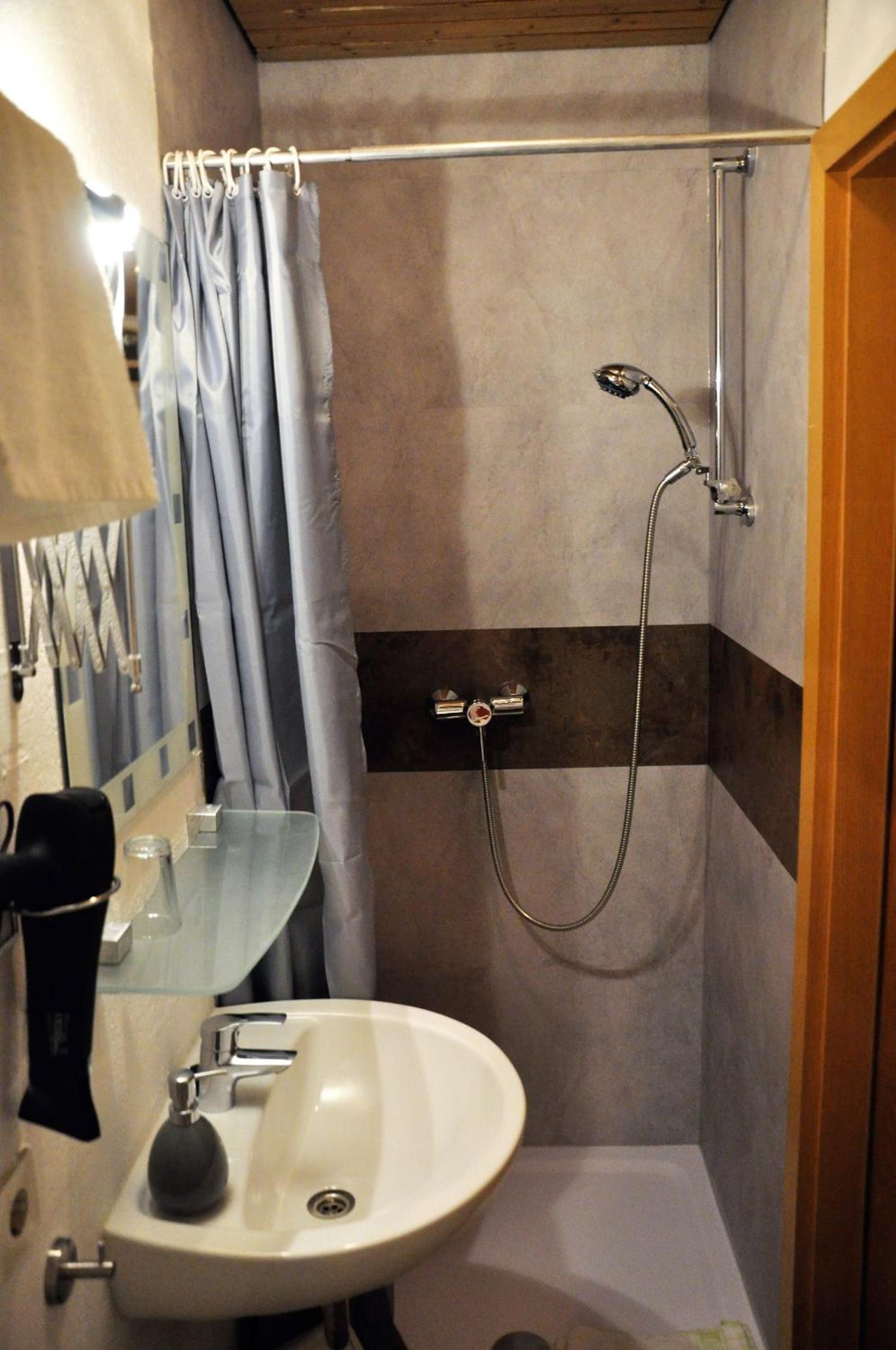 Single Room with Private Bathroom photo 2