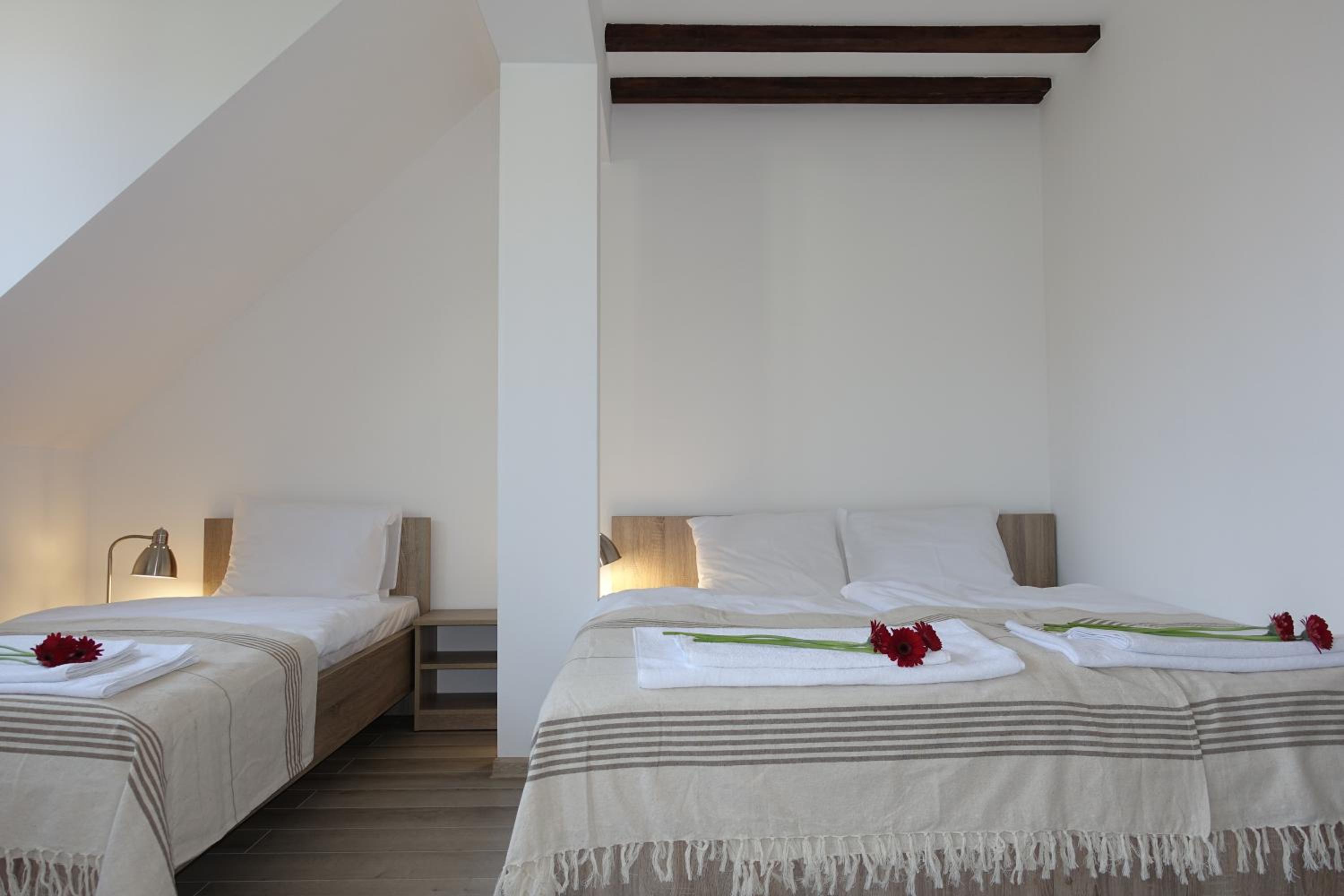 One-Bedroom Apartment - Photo 2