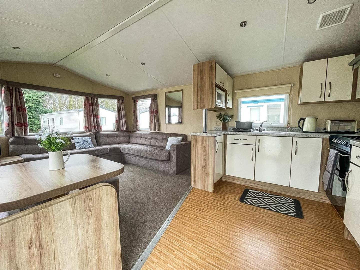 Mobile Home photo 2