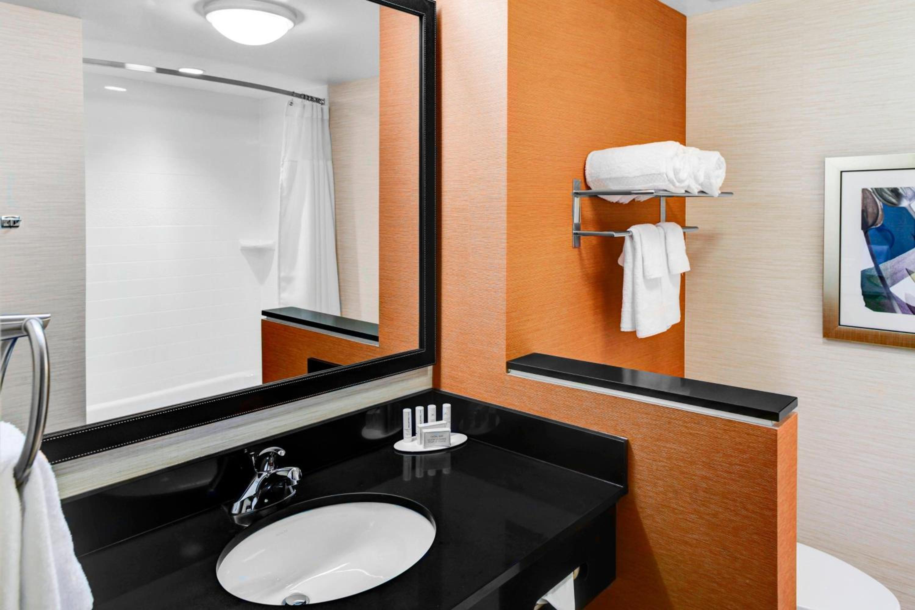 Queen Room with Two Queen Beds and Bathtub - Mobility Access/Hearing Accessible photo 3