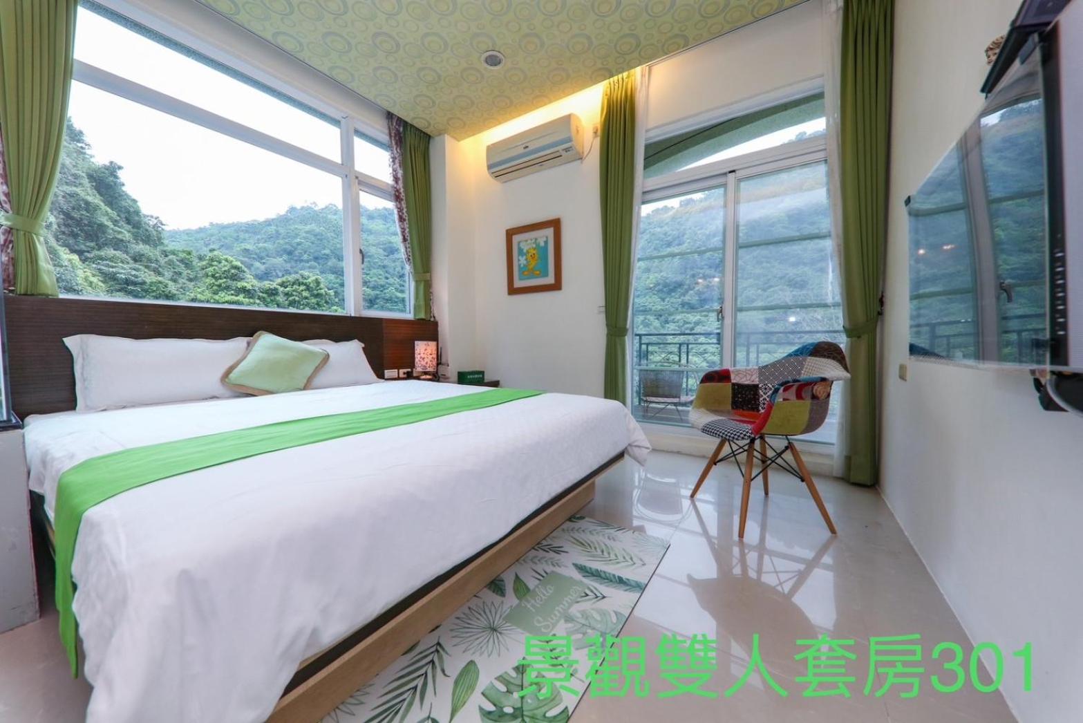 Queen Room with Balcony photo 1