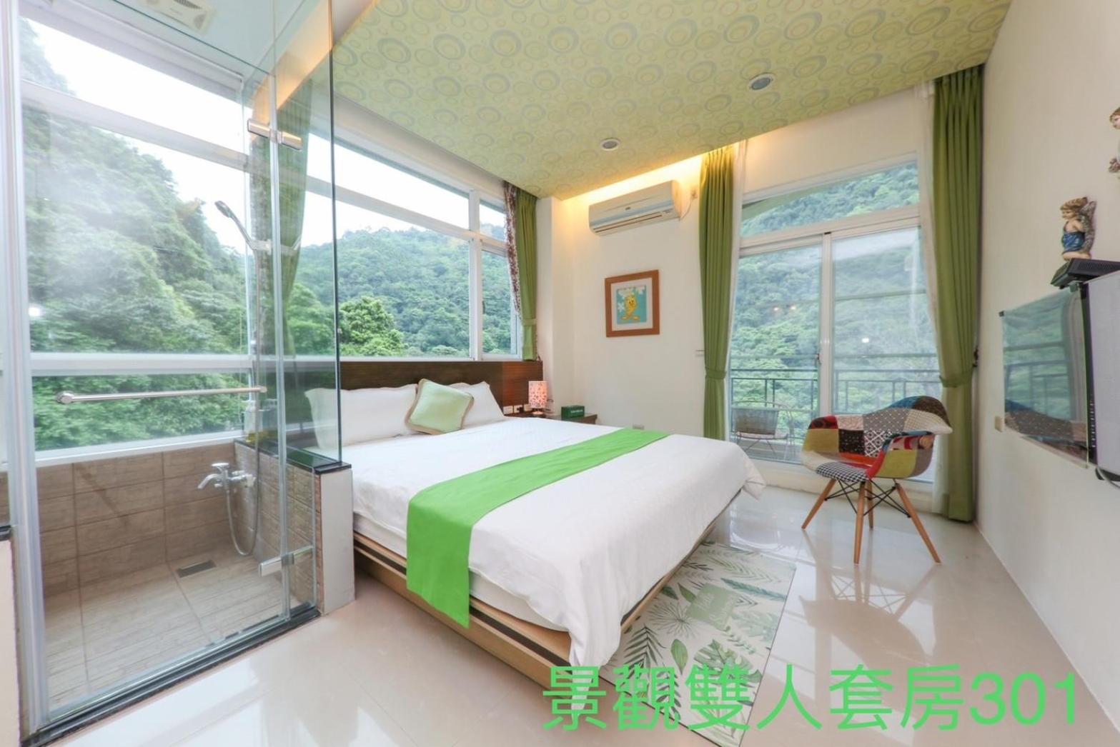 Queen Room with Balcony photo 2