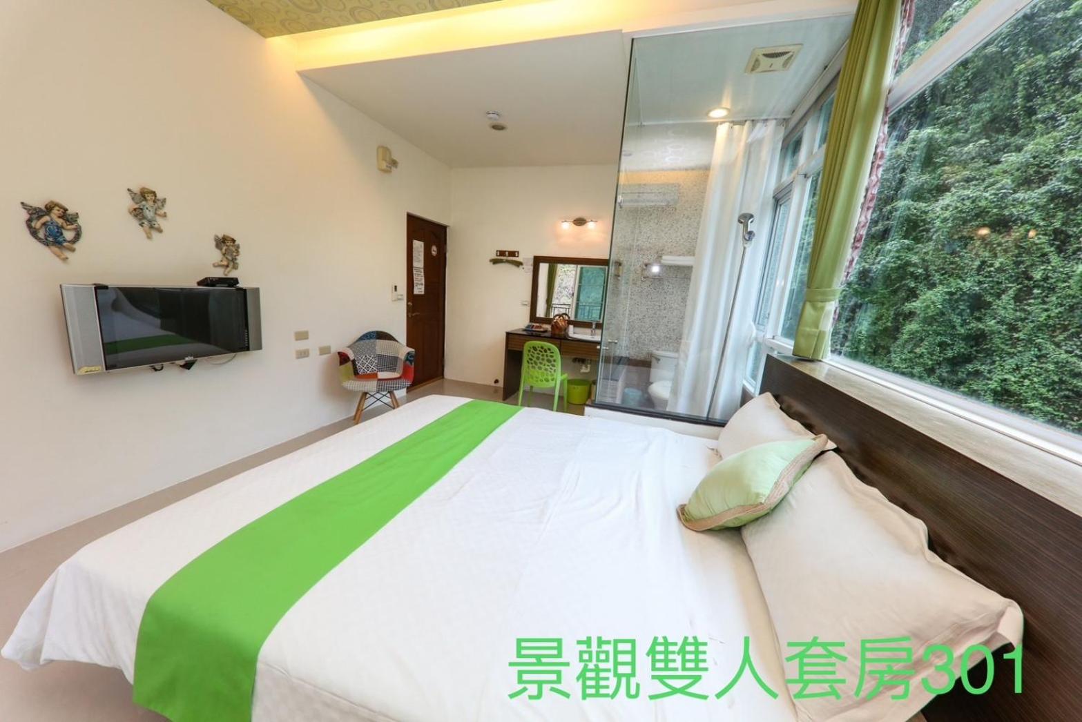 Queen Room with Balcony photo 3