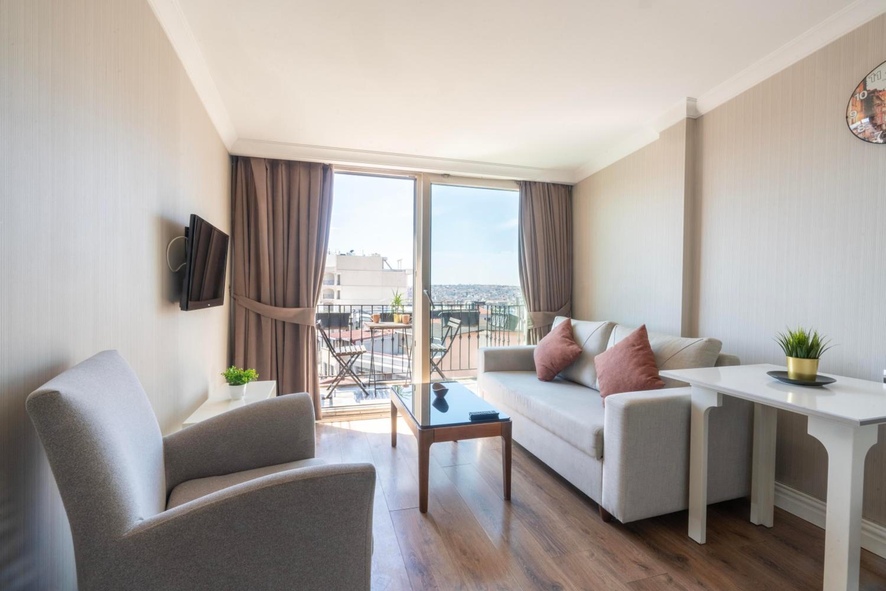 Apartment with Balcony photo 1