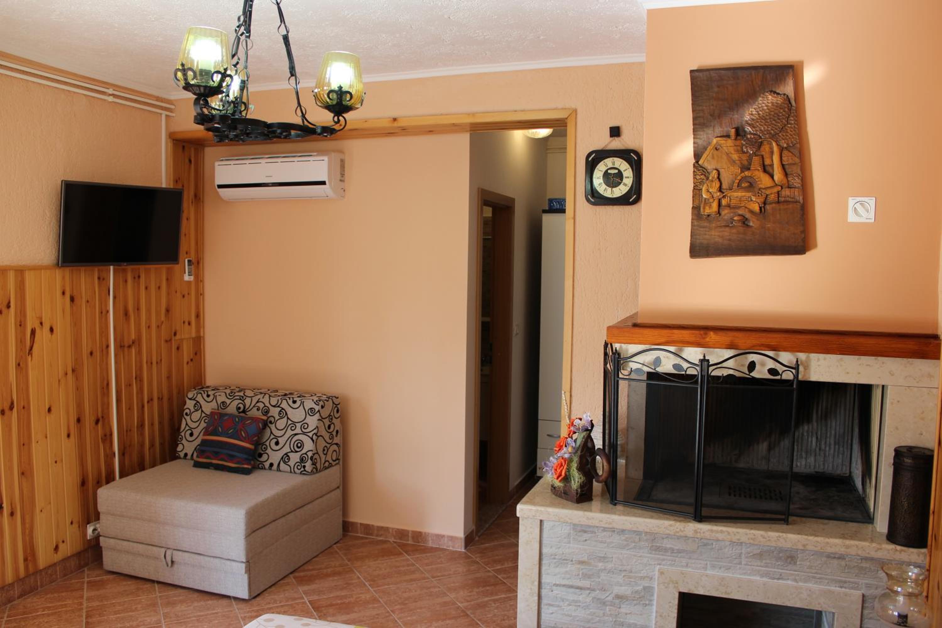 Double Room with Balcony - Photo 10