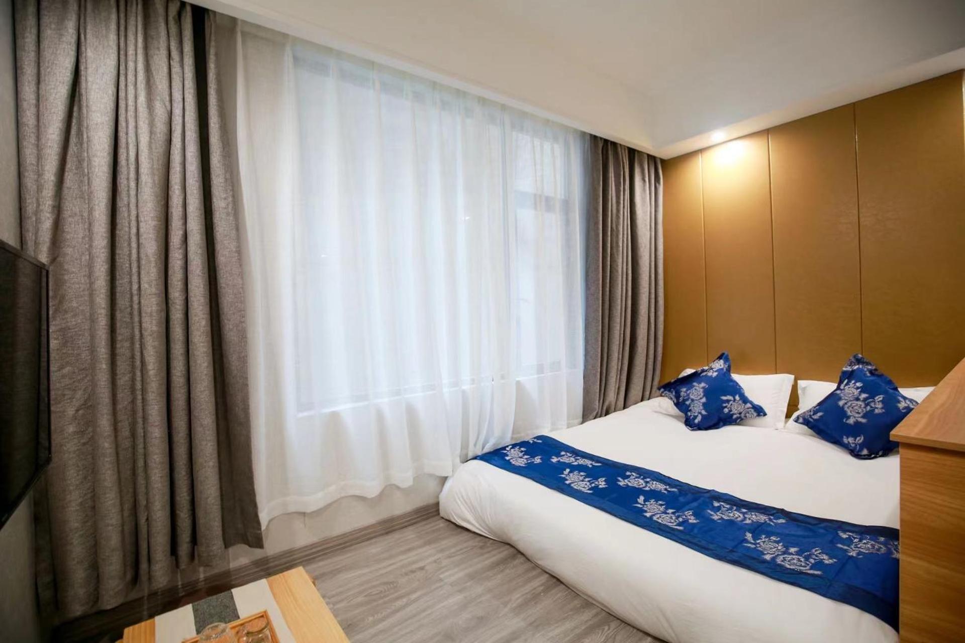Standard Queen Room