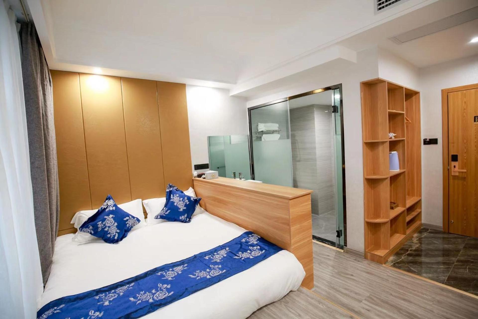 Standard Queen Room photo 1