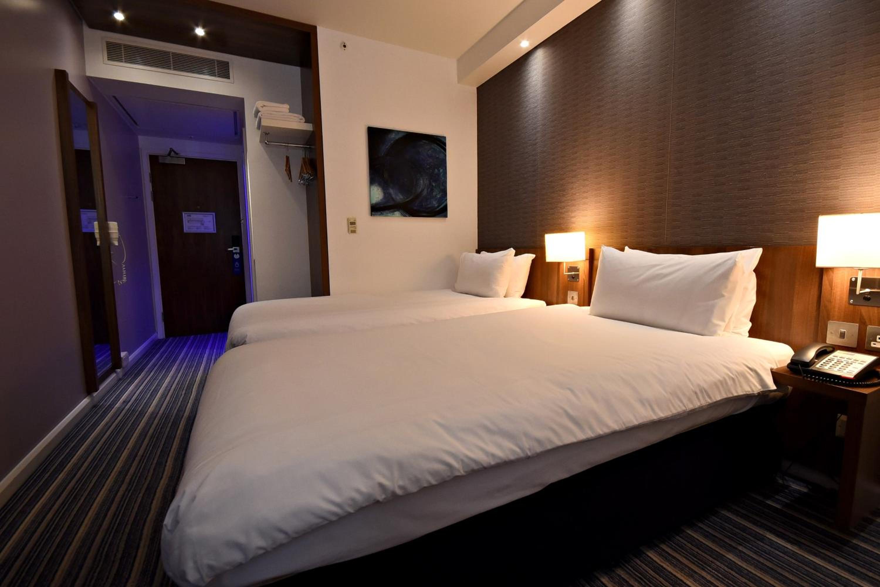 Standard Twin Room with Free Hot Breakfast photo 3