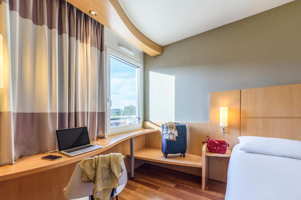 Standard Twin Room - Photo 4