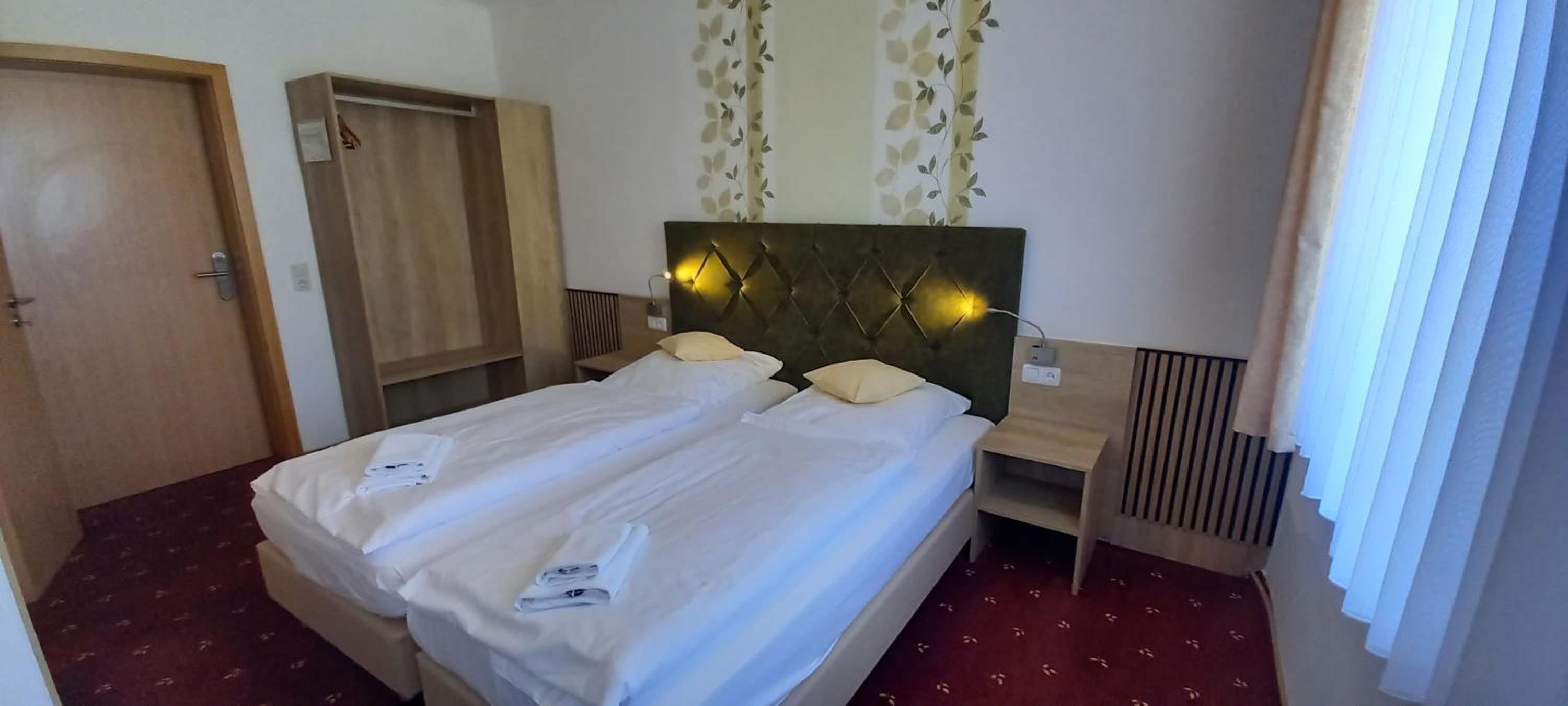 Double Room (1 Adult)