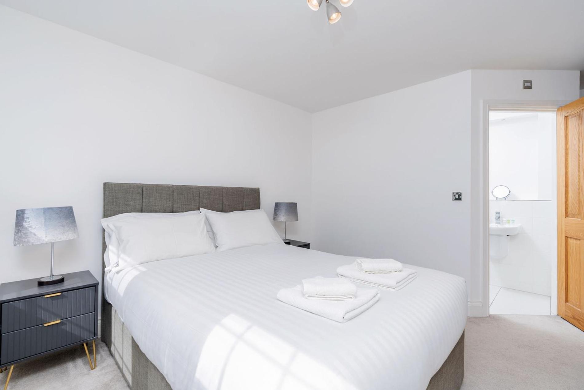 Five-Bedroom House photo 1