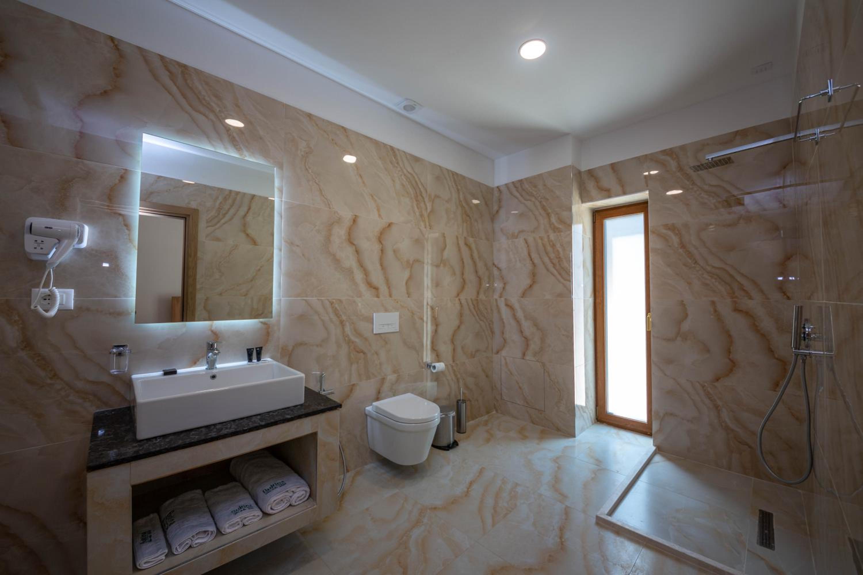 Deluxe Single Room - Disability Access photo 3