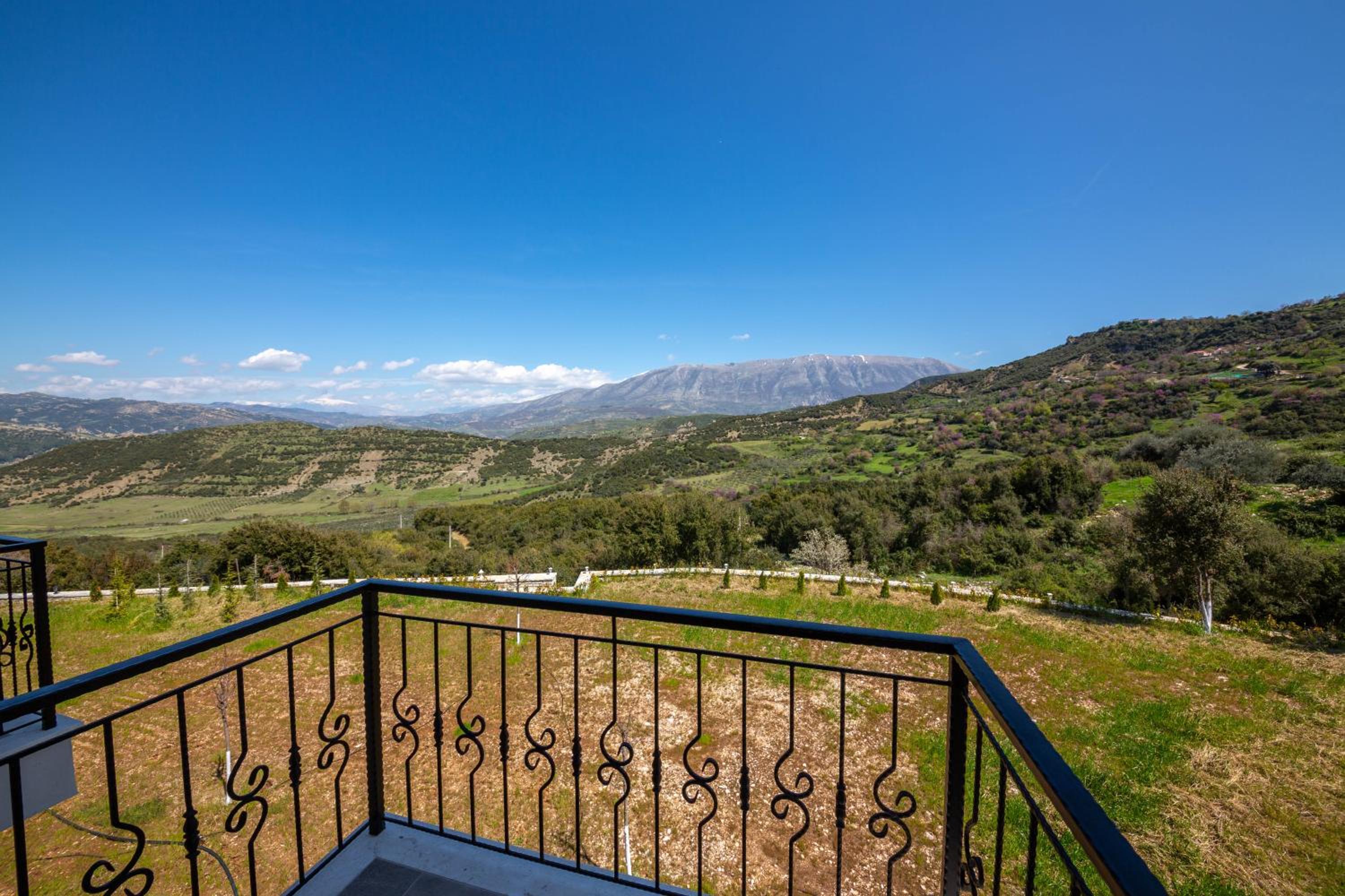Deluxe Double Room with Balcony Valley and Mountain View photo 3