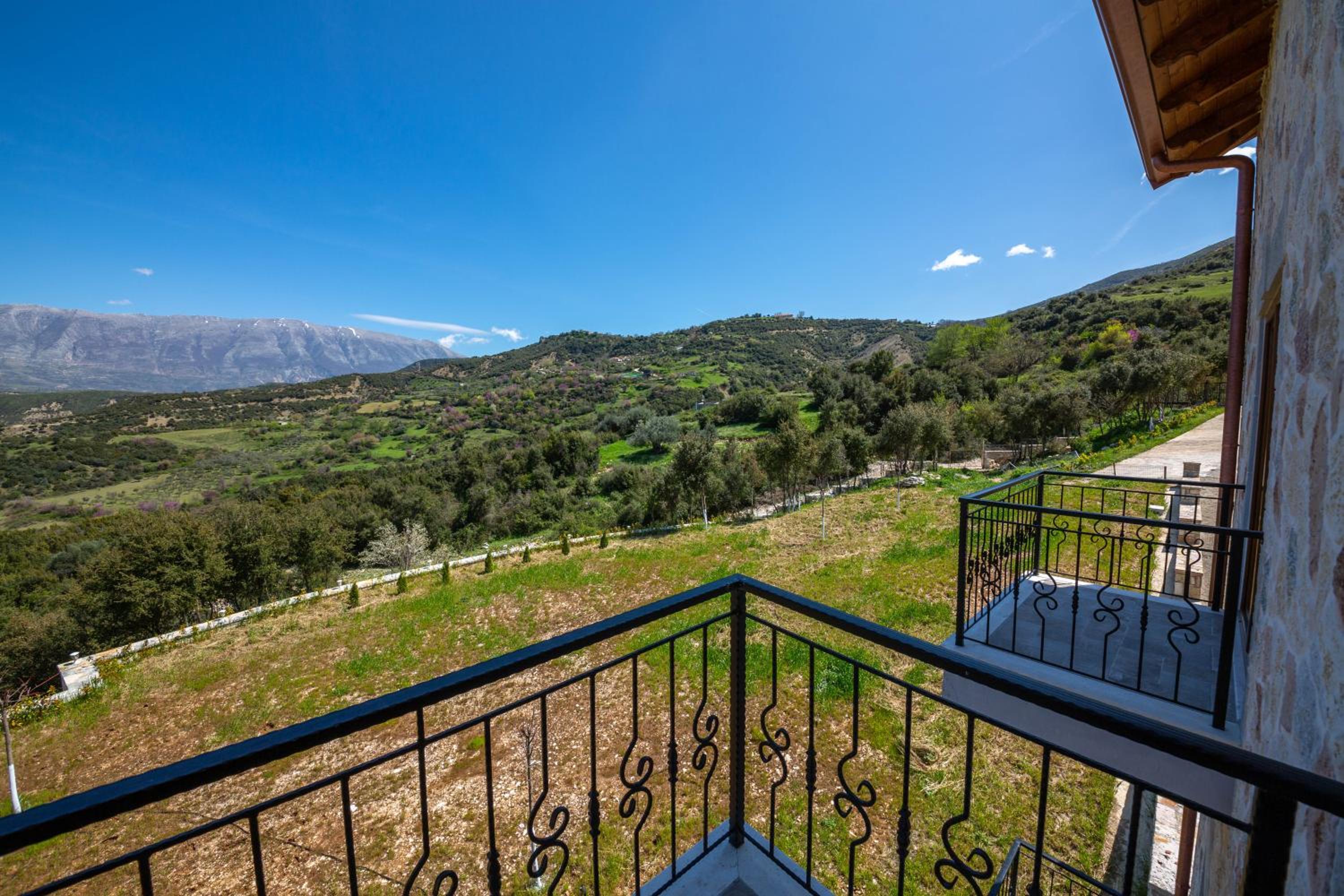 Deluxe Twin Room with Balcony Valley and Mountain View photo 3