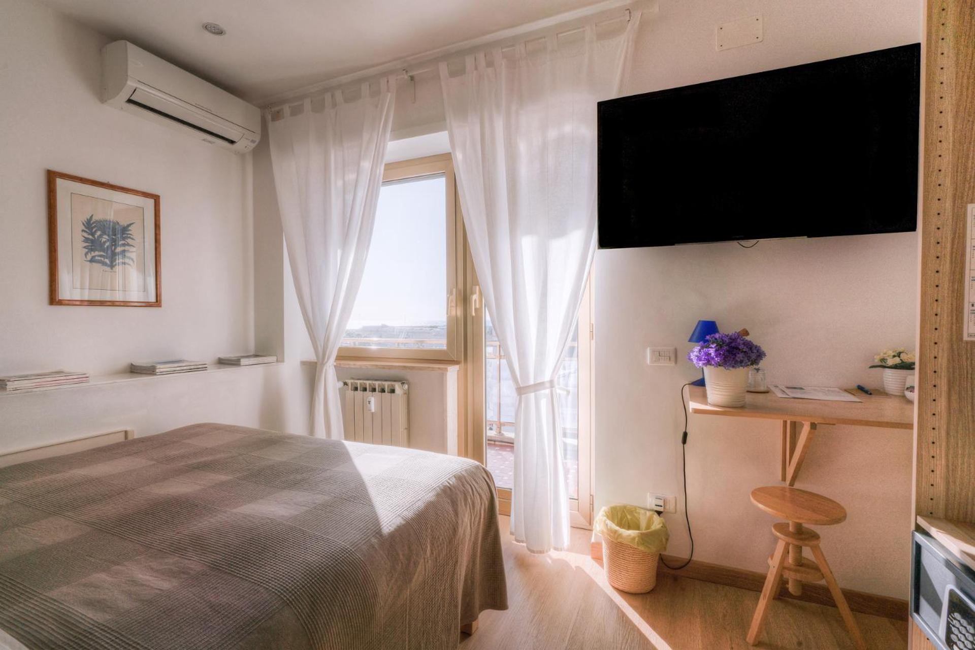 Deluxe Double Room with Balcony and Sea View photo 3