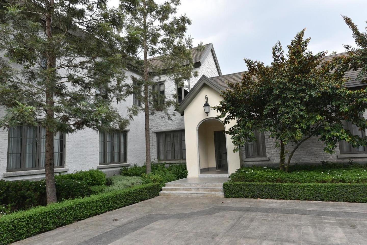 Six-Bedroom House - Photo 40