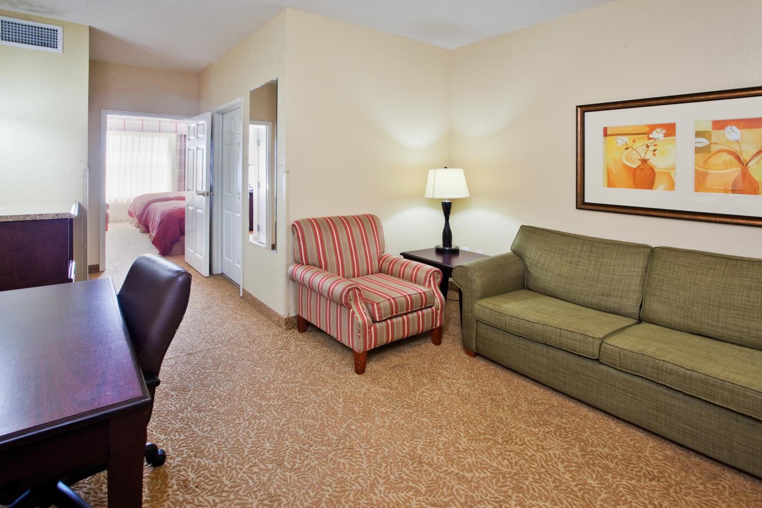 One-Bedroom Queen Suite with Sofa Bed - Non-Smoking - Photo 4