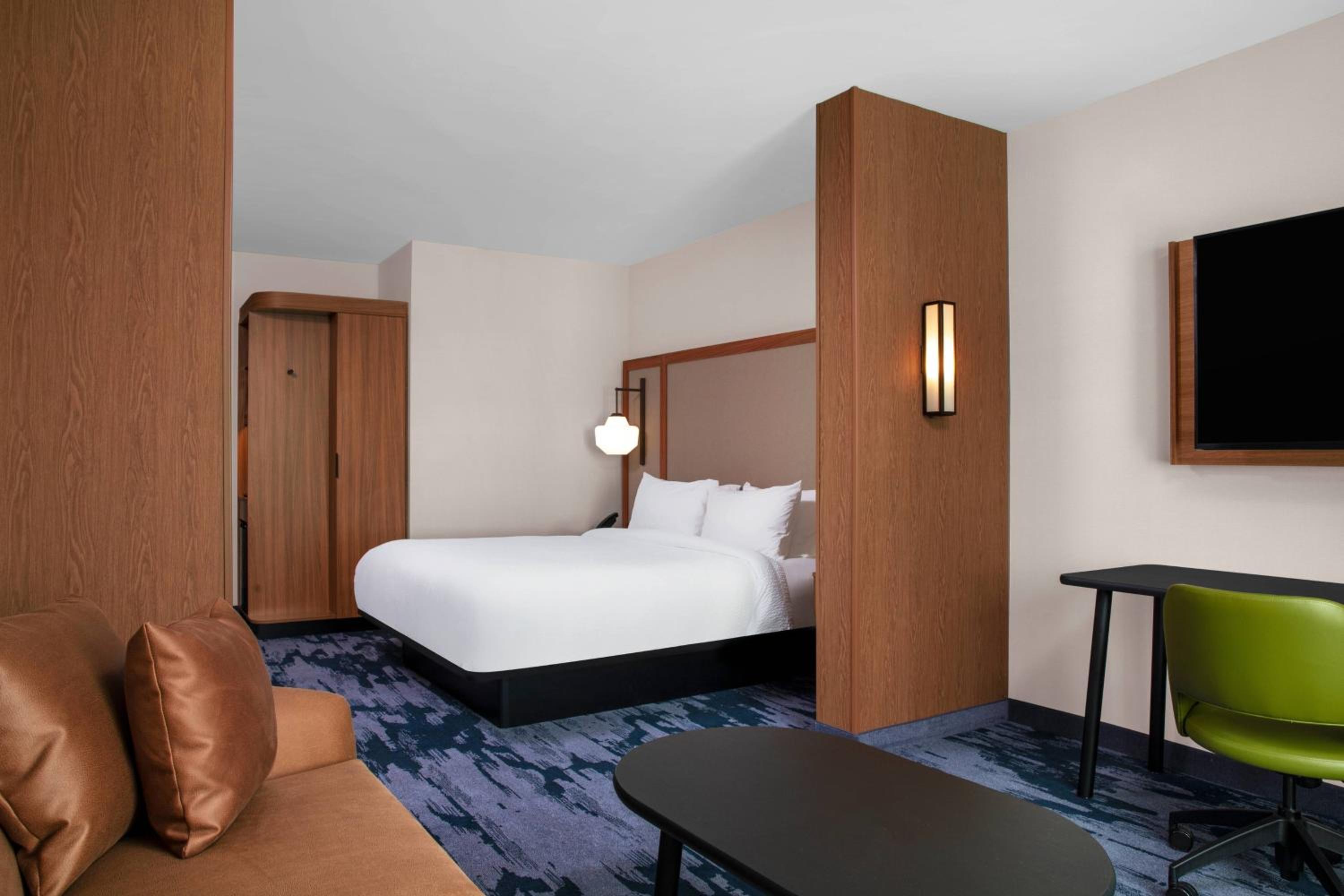 Executive King Suite with Sofa Bed - Photo 1