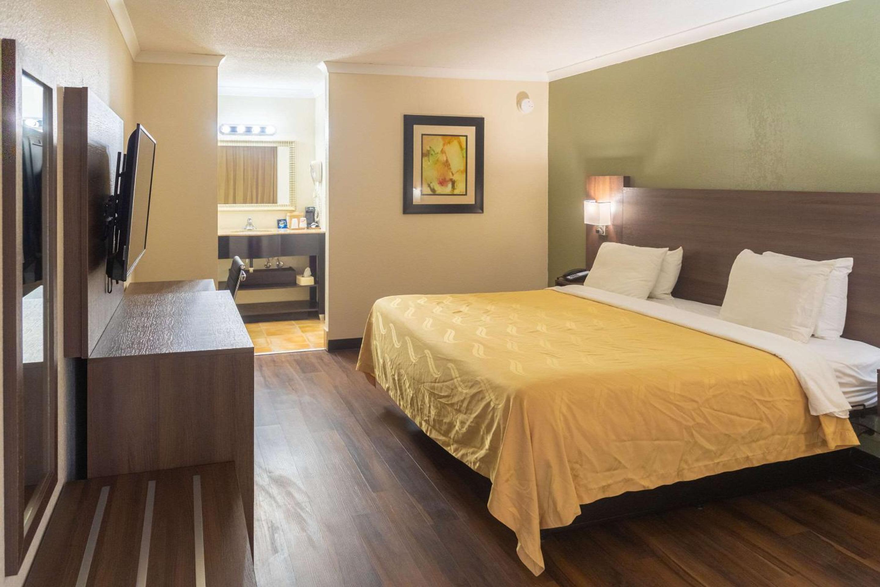 Standard King Room - Non-Smoking  - Photo 14