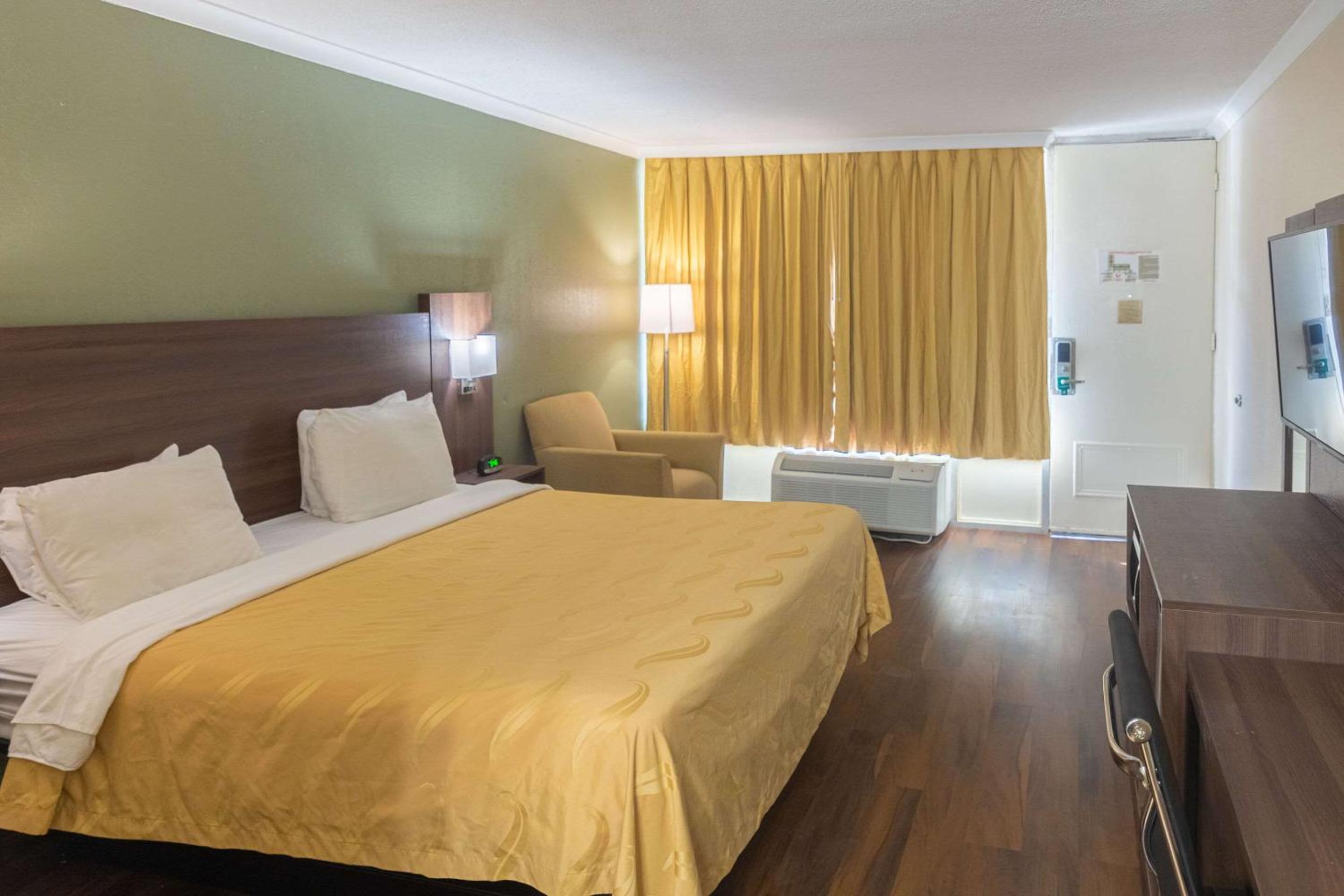 Standard King Room - Non-Smoking  - Photo 4