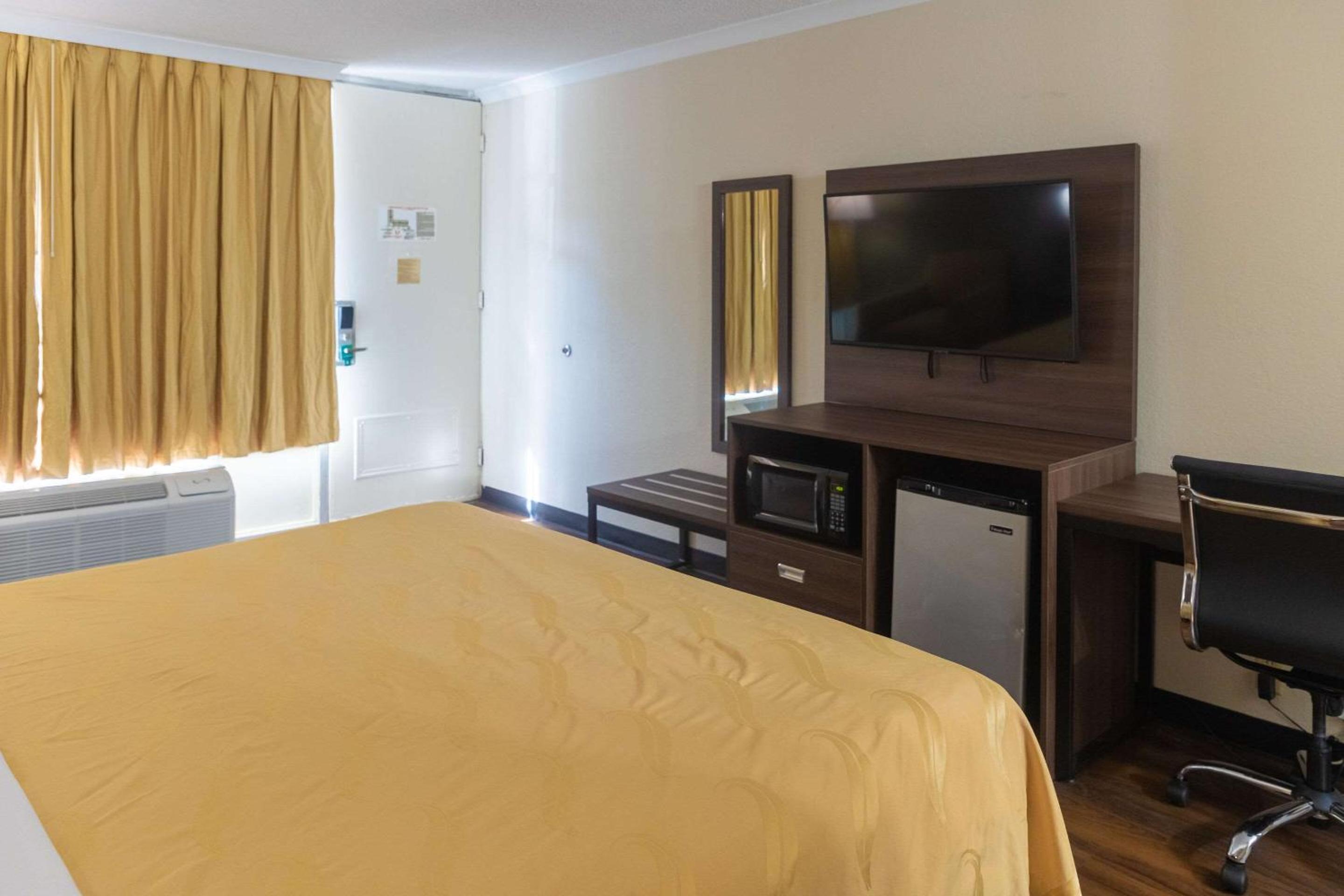 Standard King Room - Non-Smoking  - Photo 17