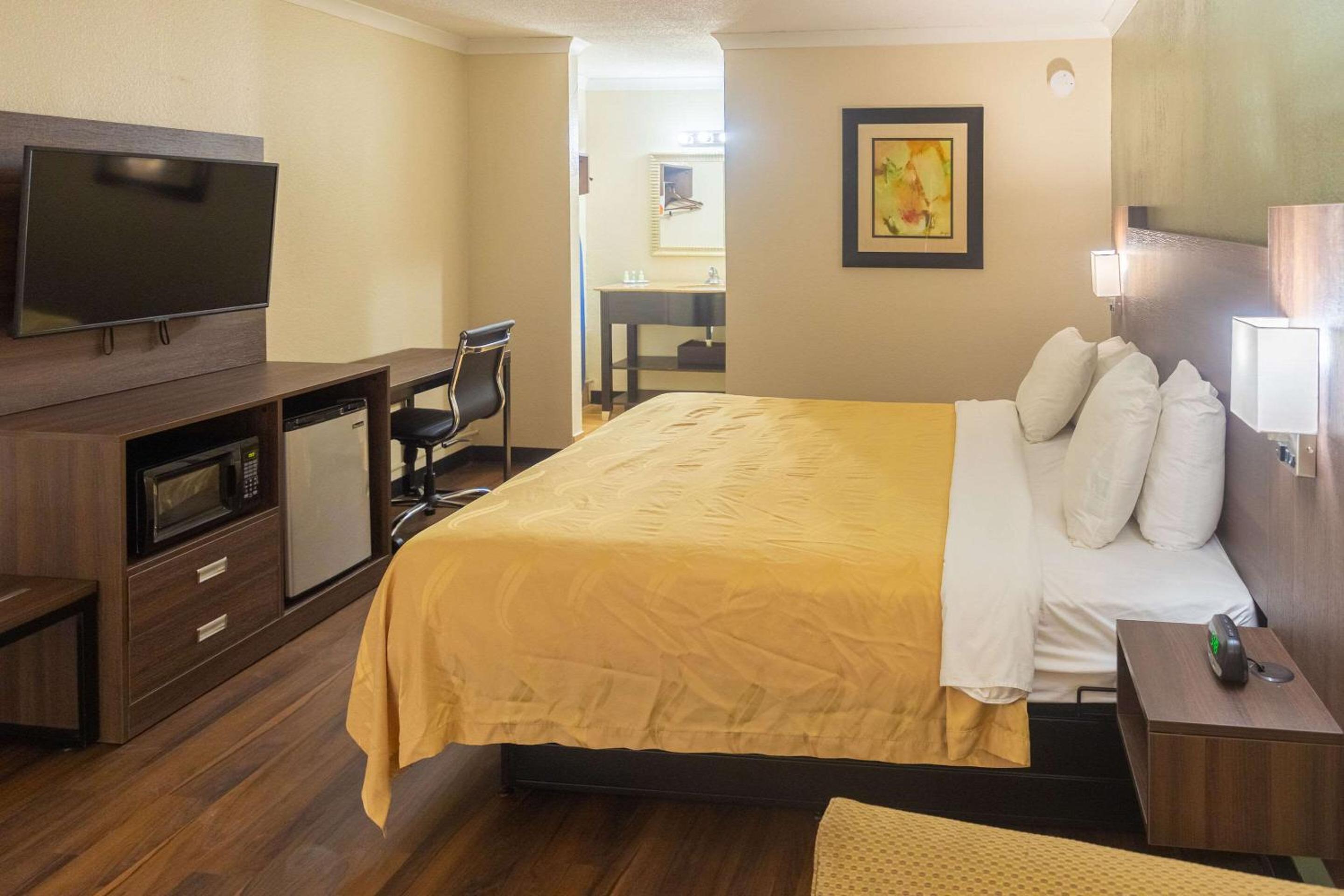 Standard King Room - Non-Smoking  - Photo 18