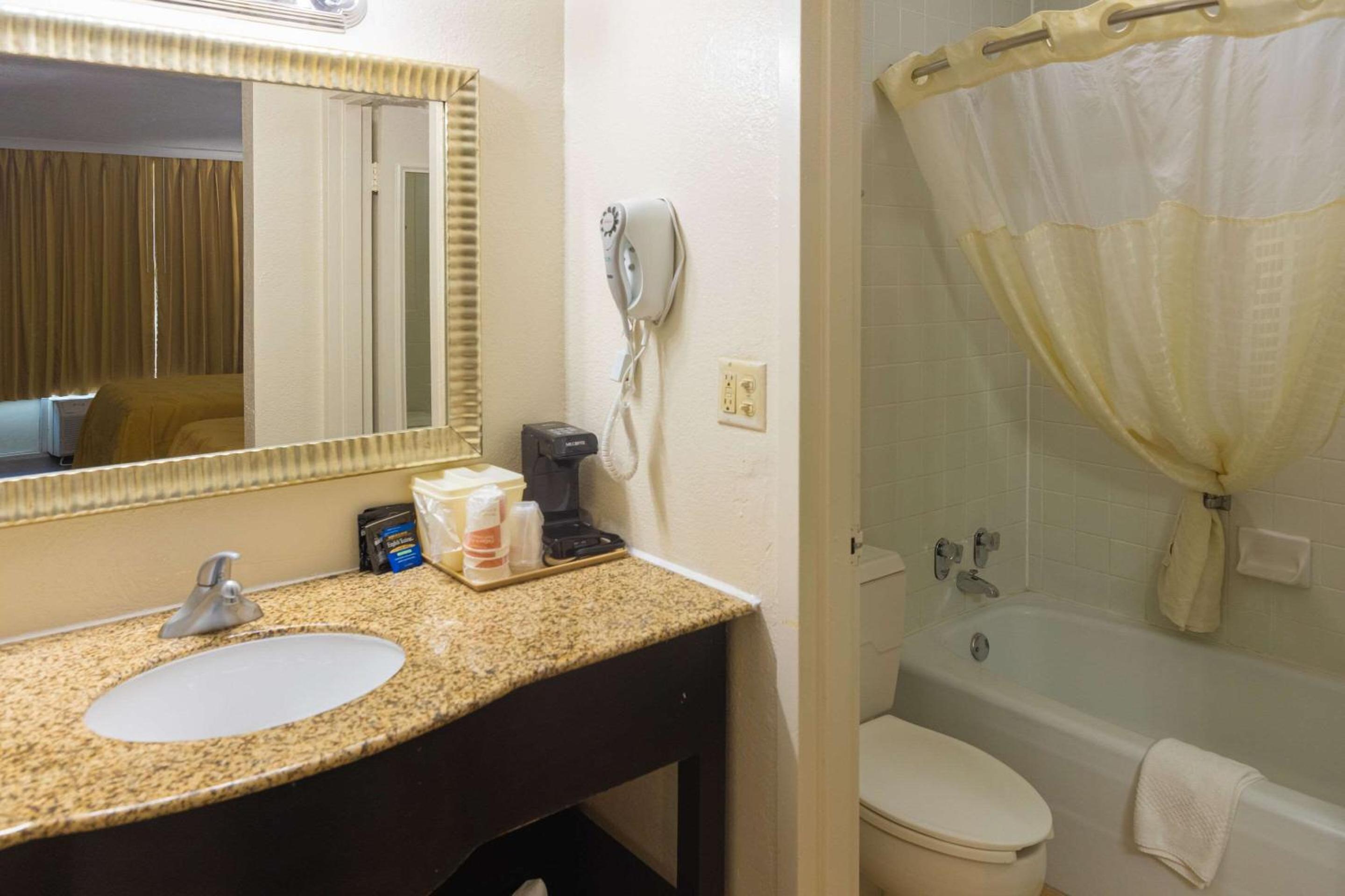 Double Room with Two Double Beds - Smoking - Photo 8