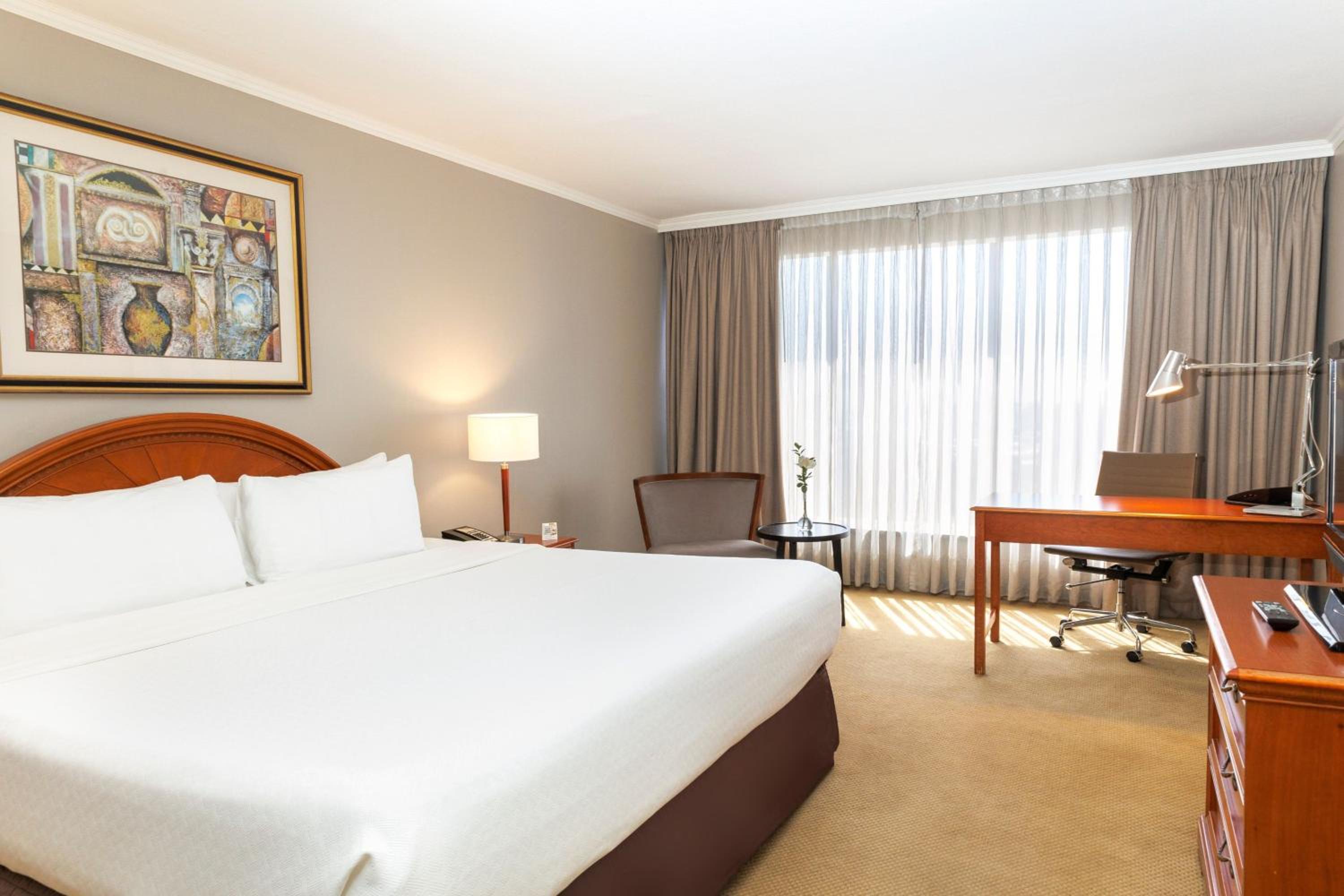 Classic King Room with City View - Photo 5