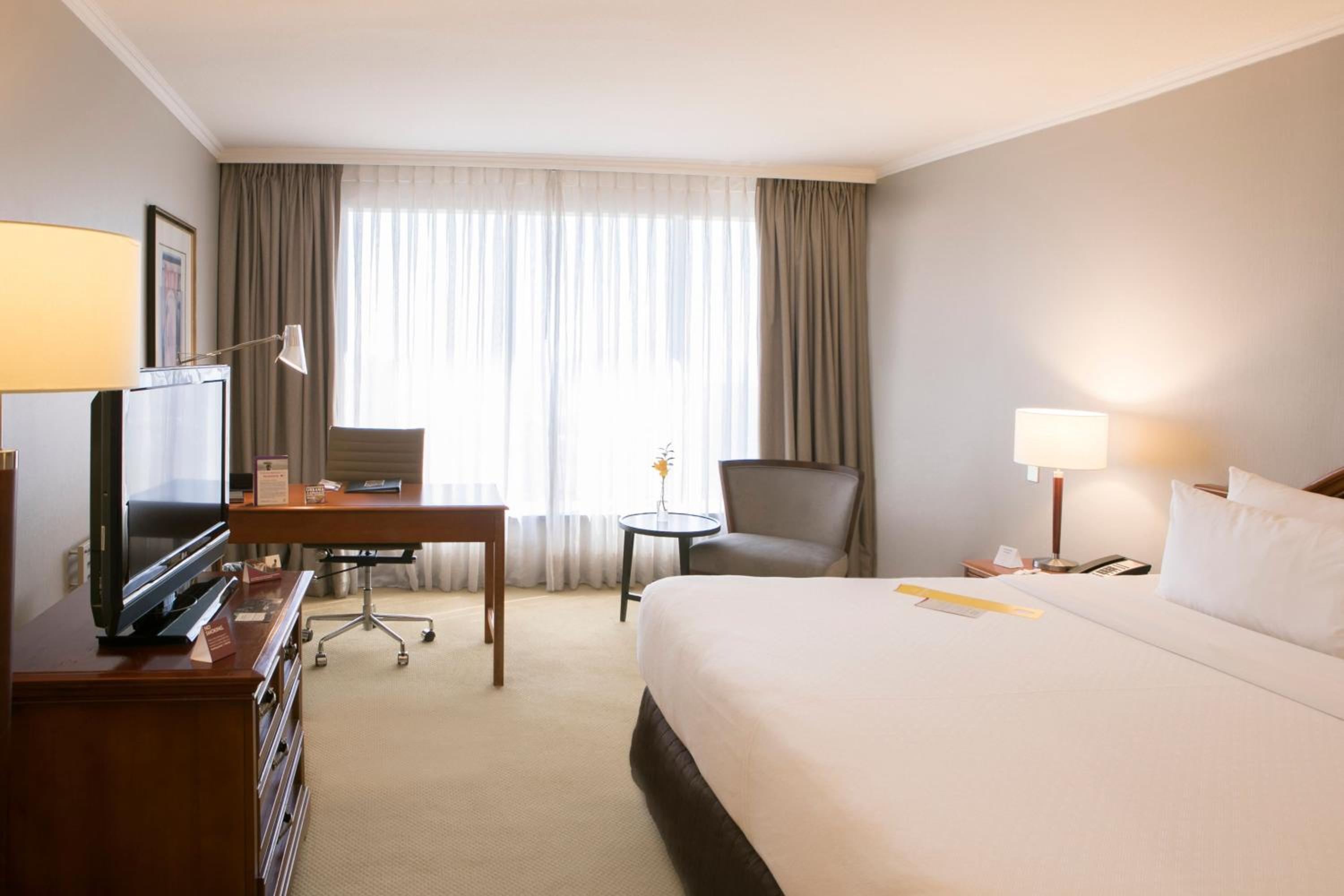 Classic King Room with City View - Photo 2