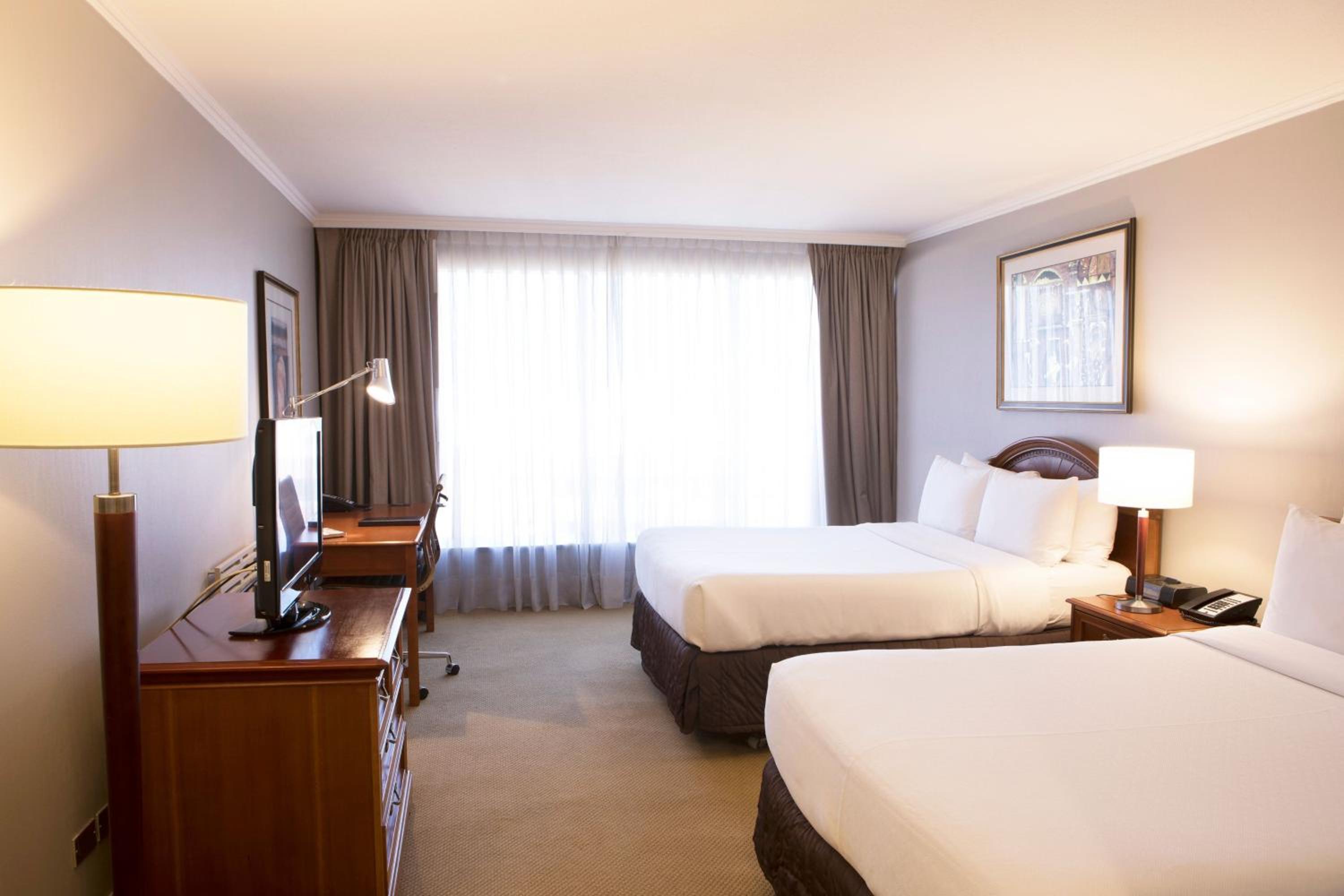 Classic Queen Room with Two Queen Beds and City view - Photo 5