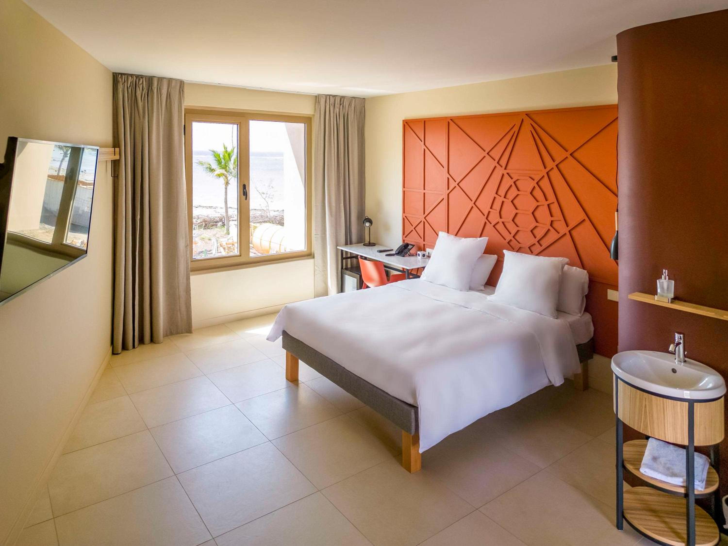 Superior Room with One Double Bed and One Single Bed - Lagoon View - Photo 1