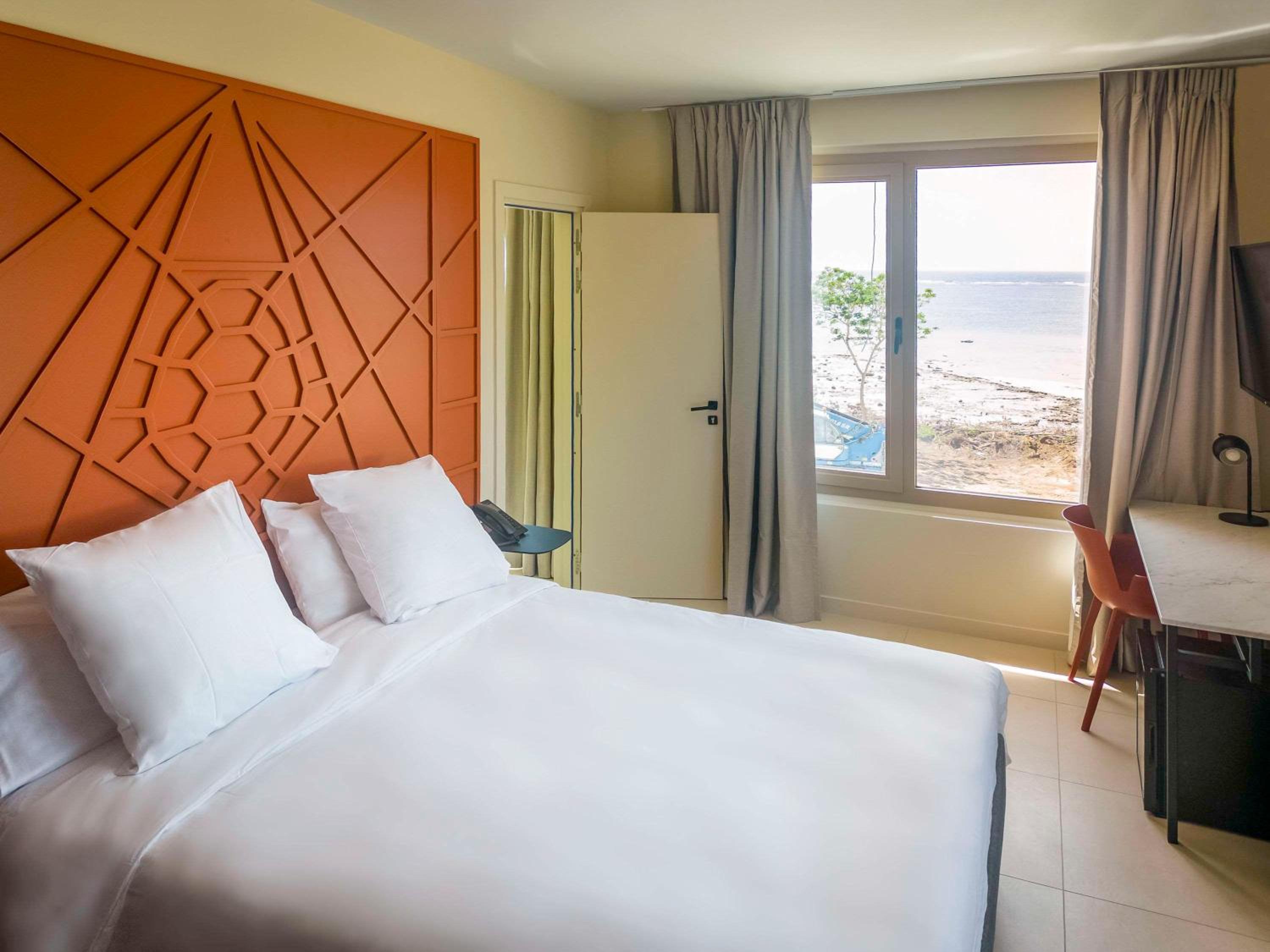 Standard Double Room with Lagoon View - Photo 3