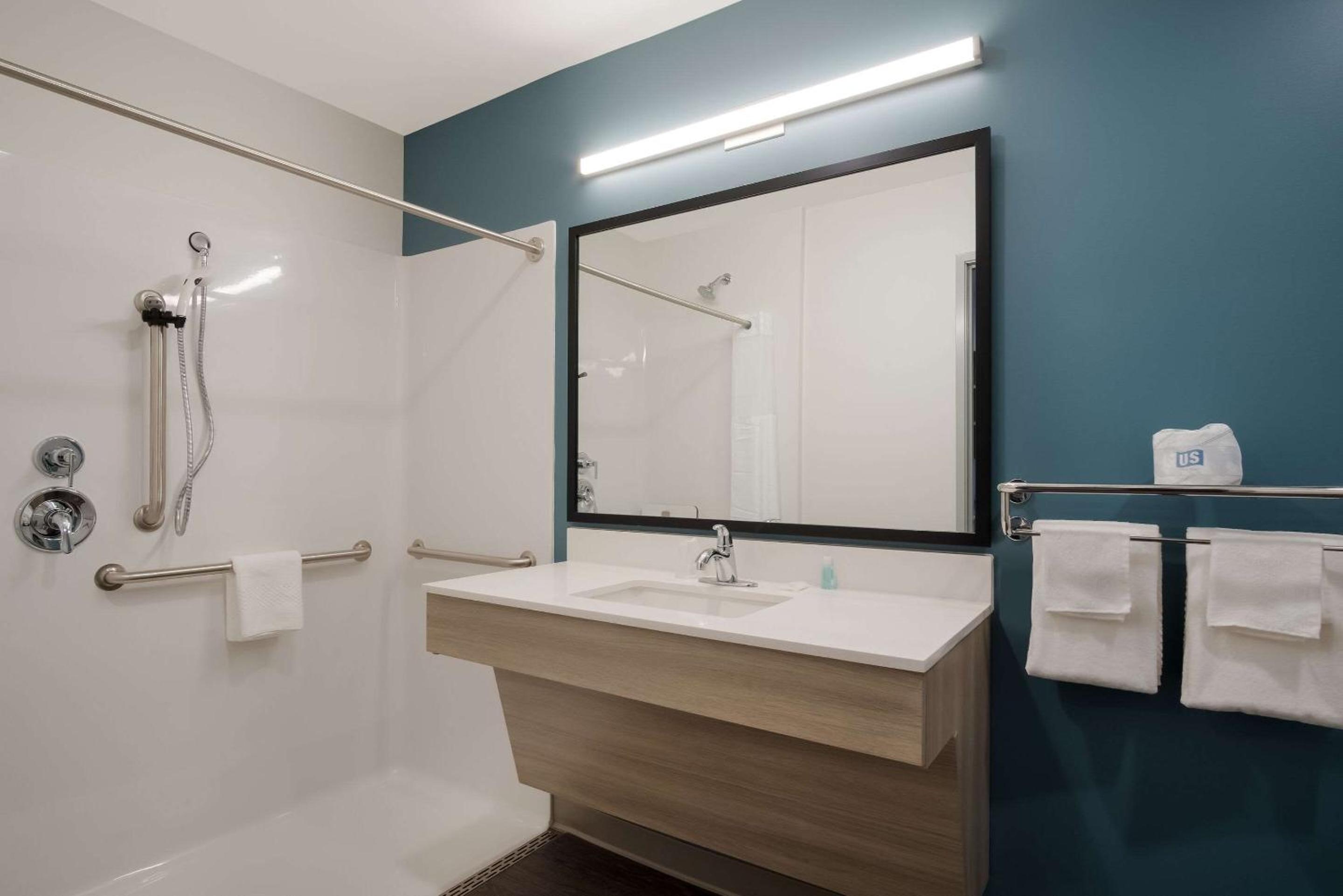 QUEEN SUITE W DISHWASHER (DISHES/COOKWARE INCLUDED) ACCESSIBLE ROLL IN SHOWER photo 2