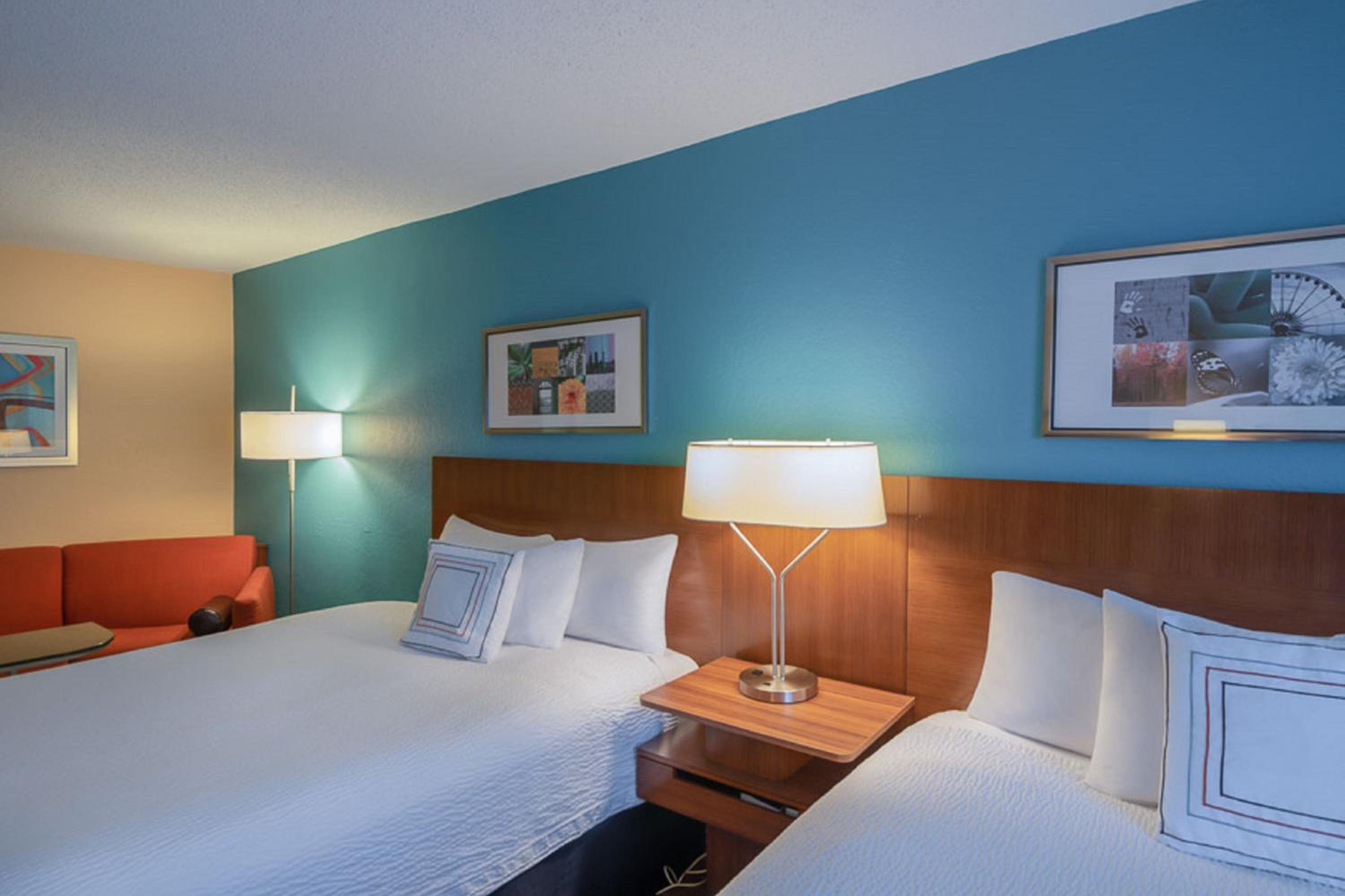 Queen Suite with Two Queen Beds and Sofa Bed - Photo 2