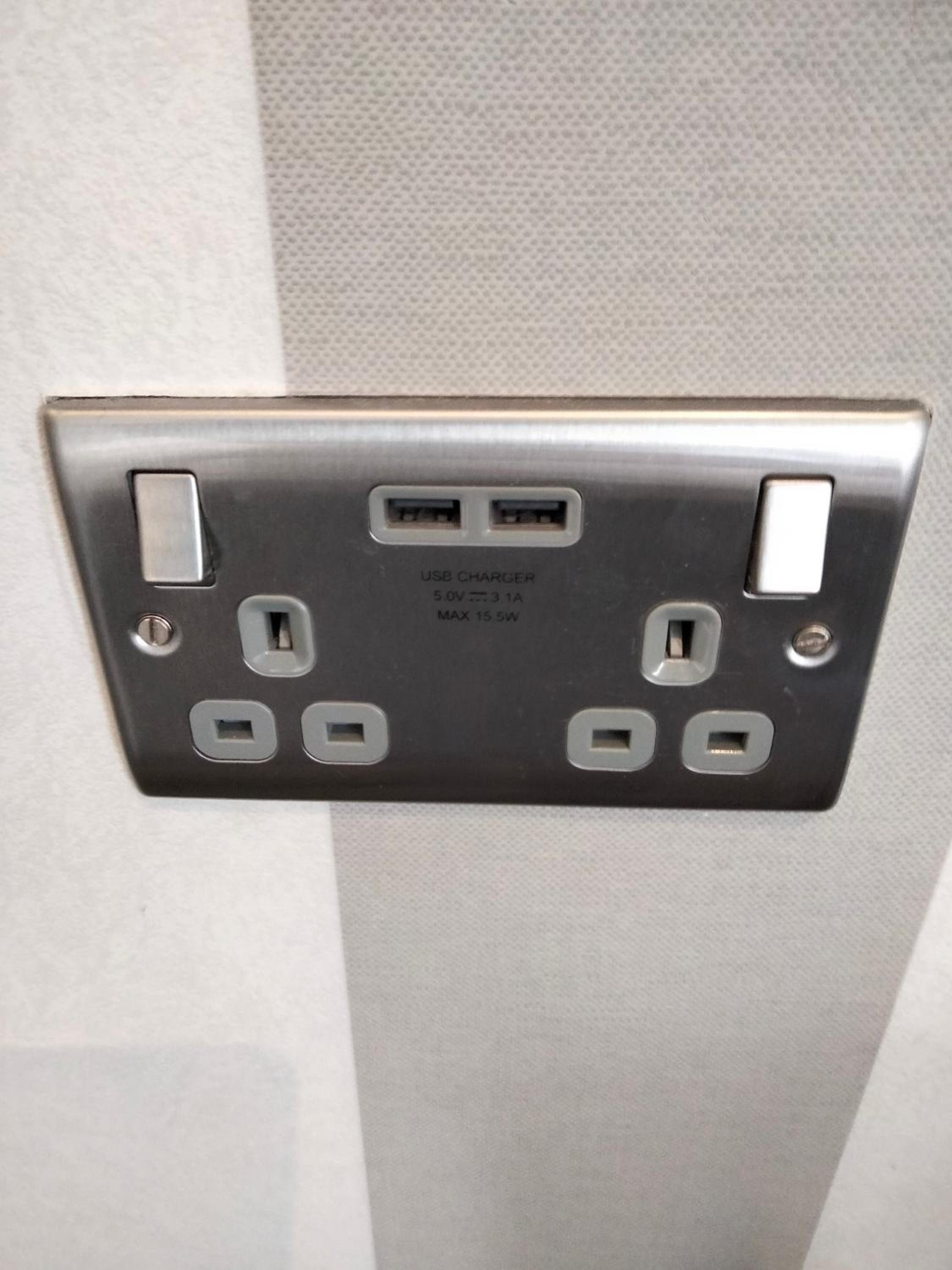 Single Room with Private Bathroom photo 2