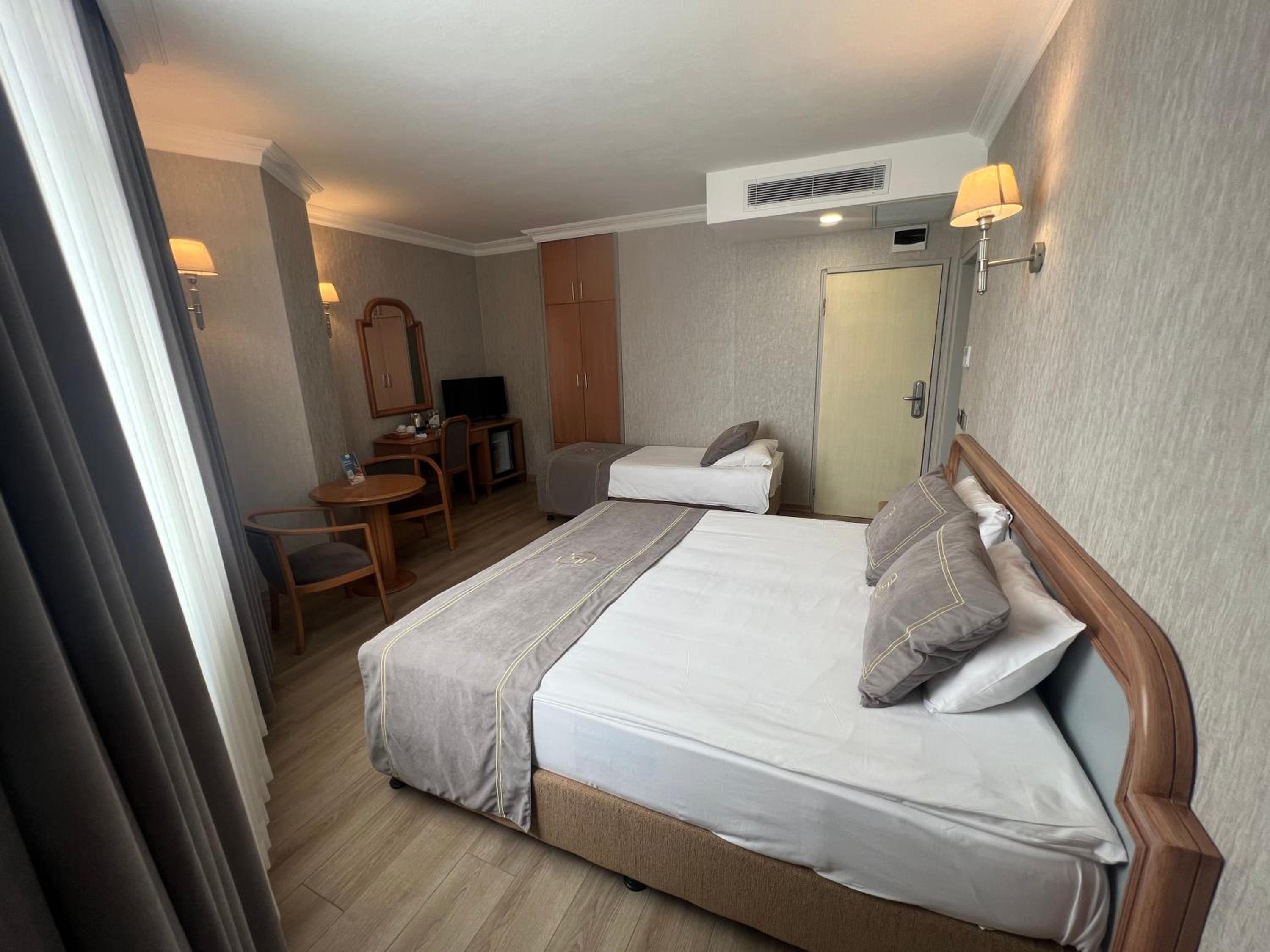 Deluxe Twin Room with Sea View photo 3