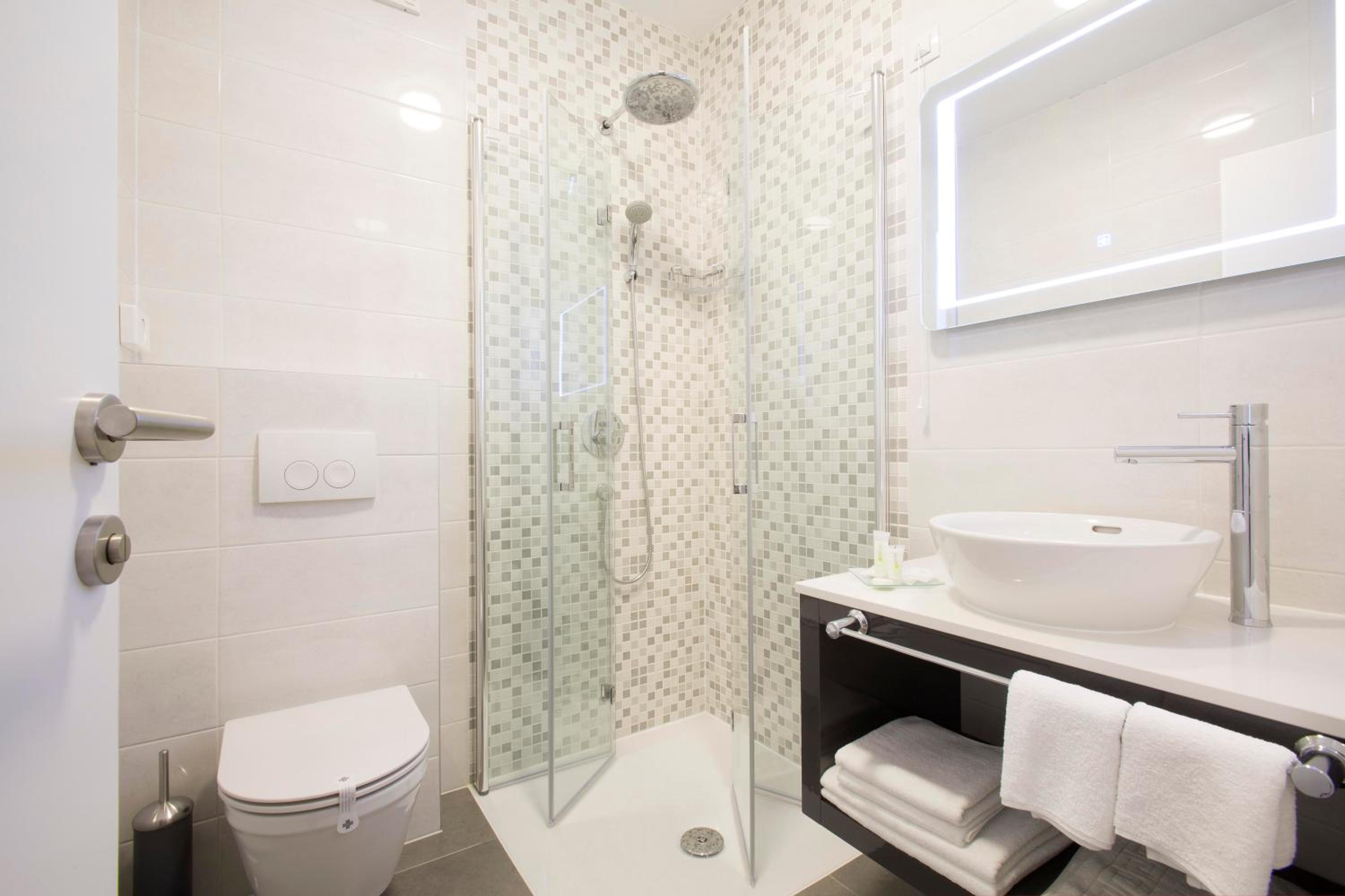 Deluxe Double or Twin Room - Photo 8