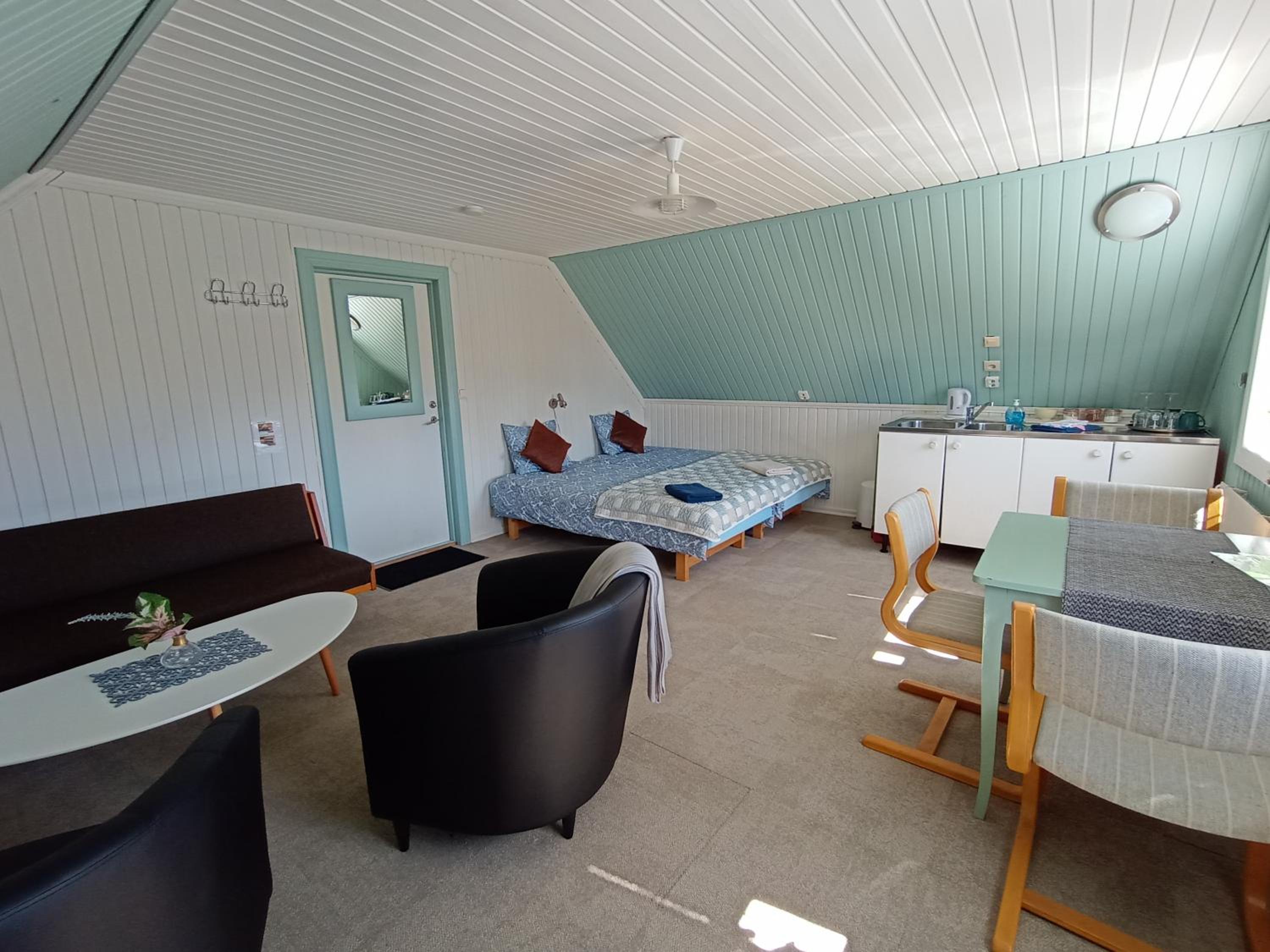 Double or Twin Room with Balcony - Photo 2