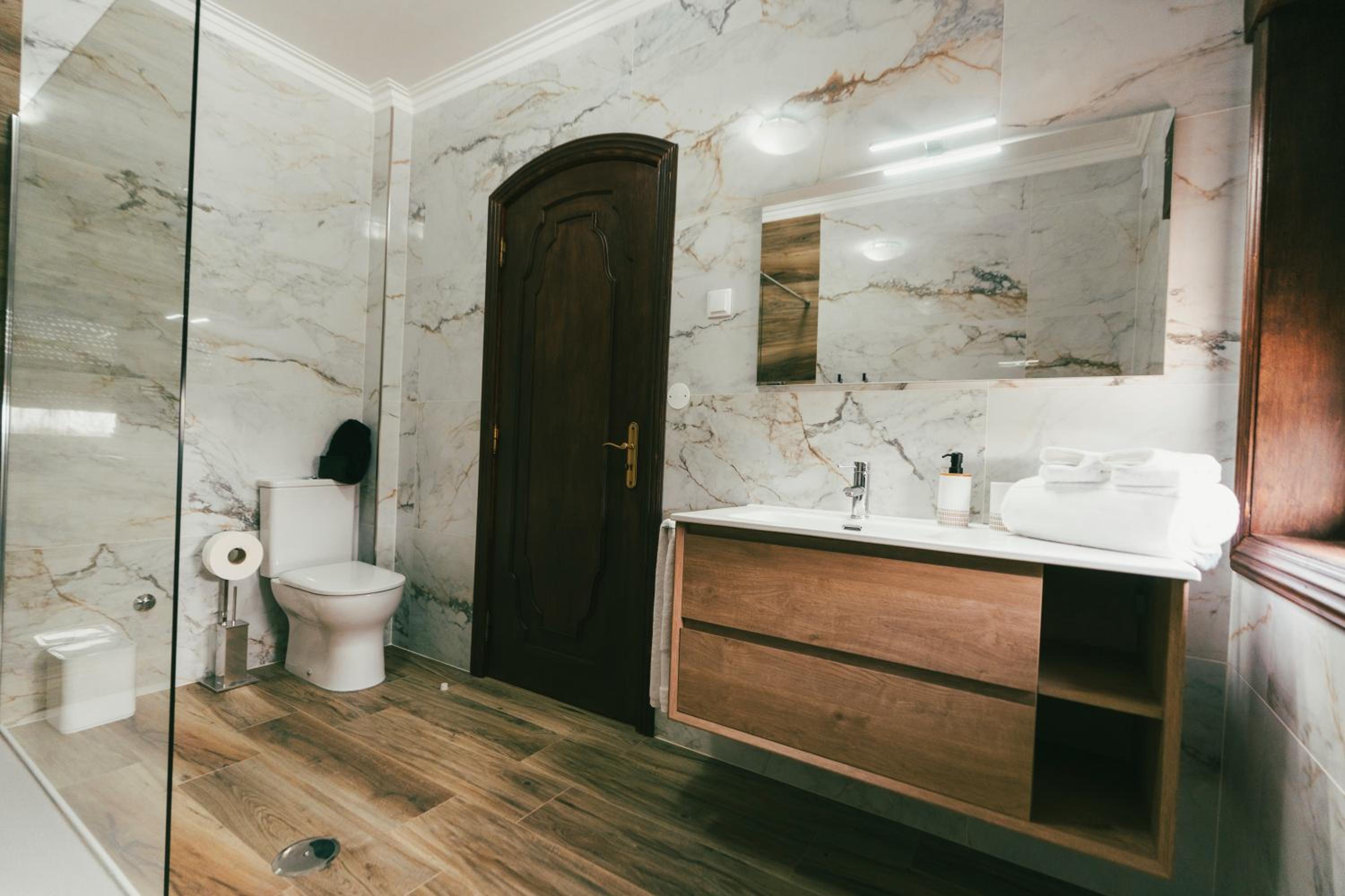 Double Room with Private Bathroom - Photo 6