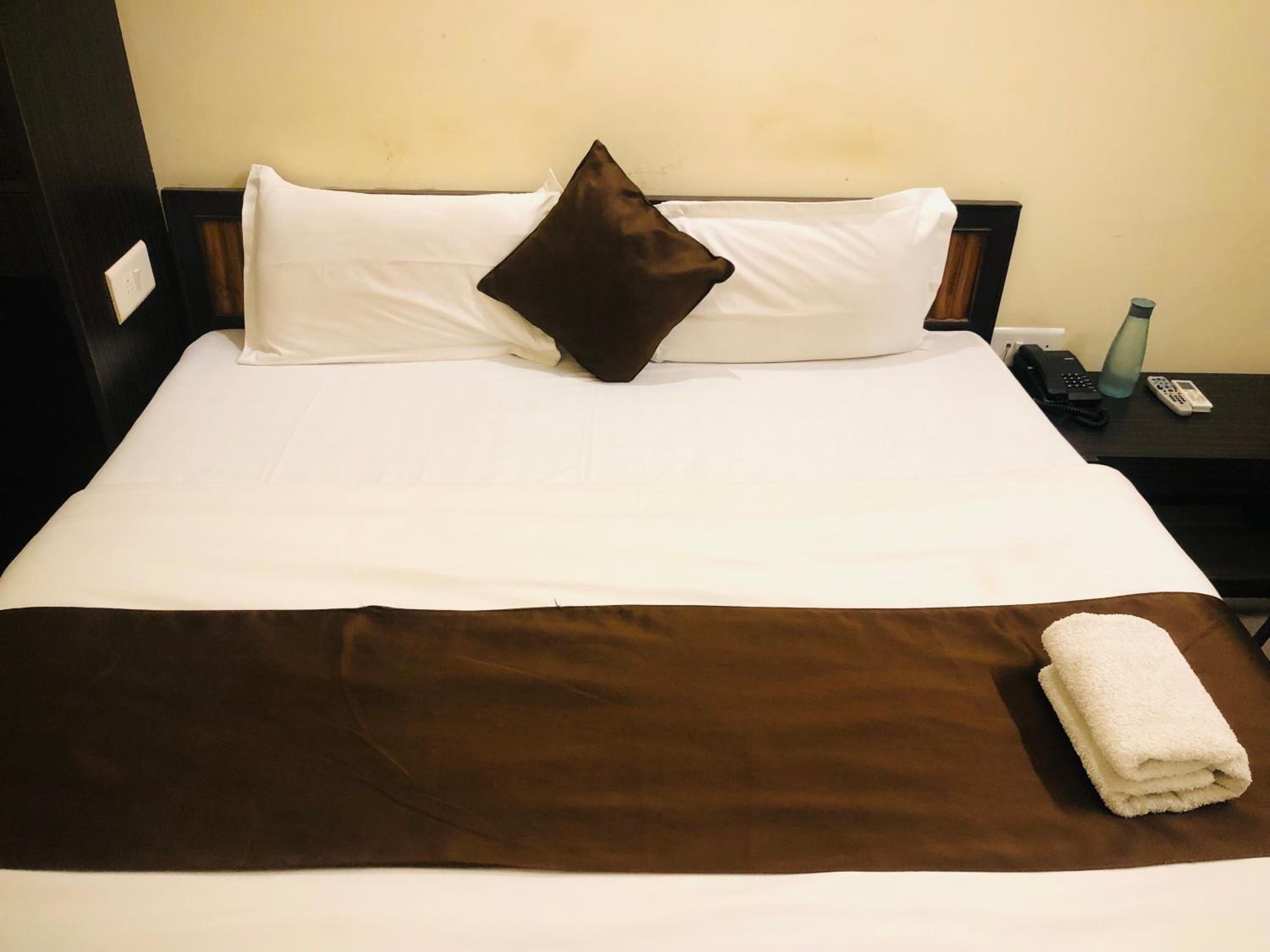 Deluxe King Room - Photo 18